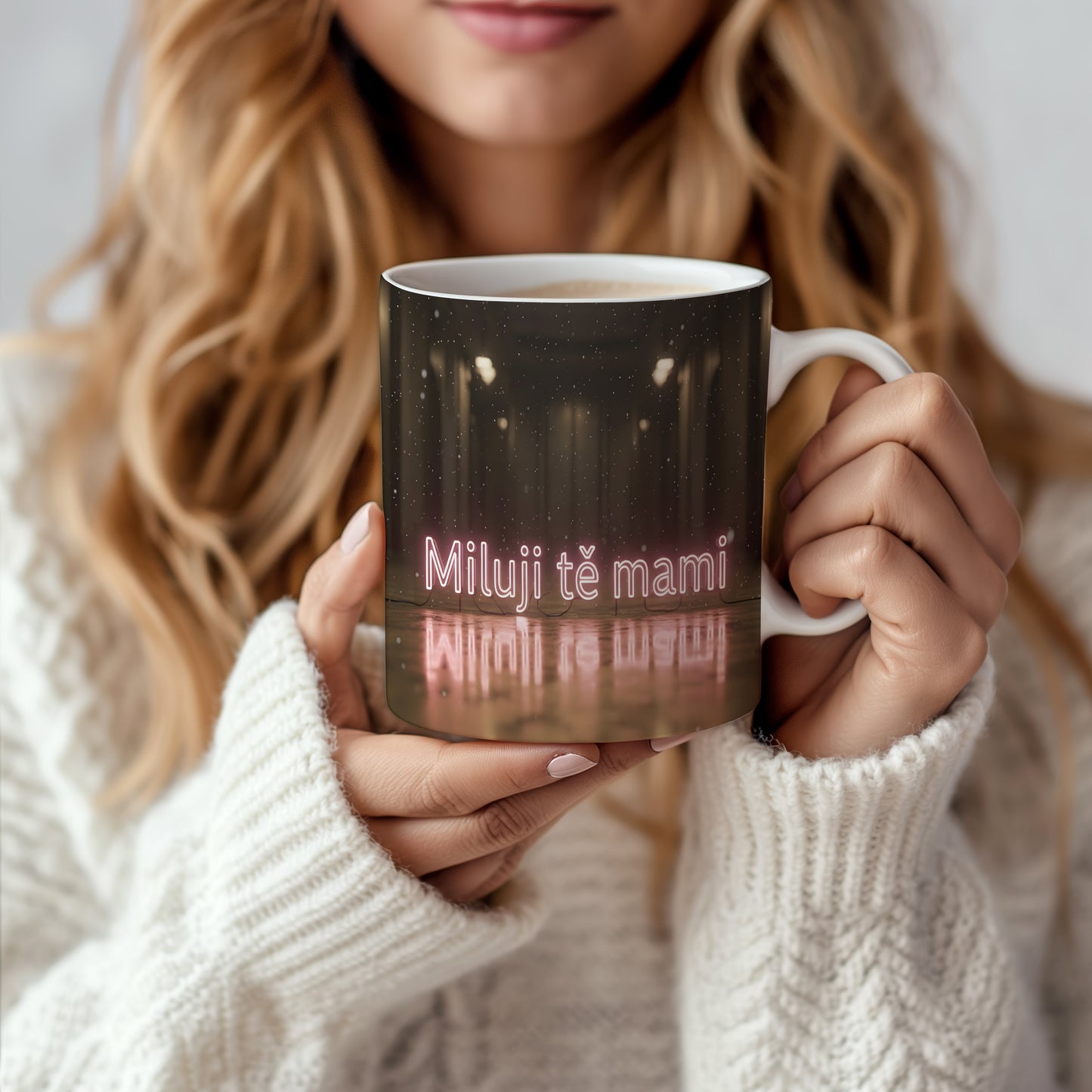 Hrnek Miluji tě mami – neonové písmo na tmavém pozadí – varianta 66