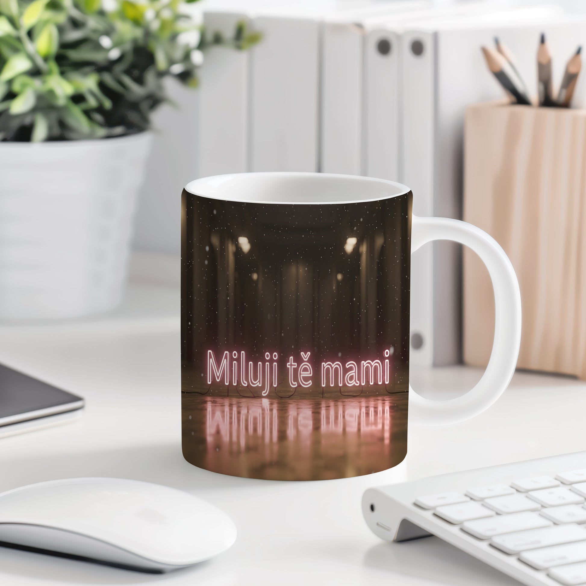 Hrnek Miluji tě mami – neonové písmo na tmavém pozadí – varianta 77