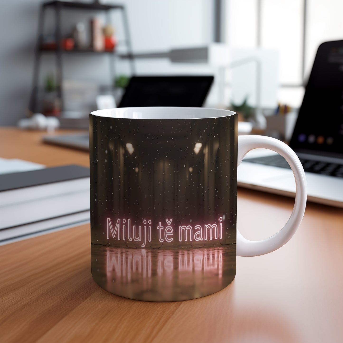 Hrnek Miluji tě mami – neonové písmo na tmavém pozadí – varianta 88