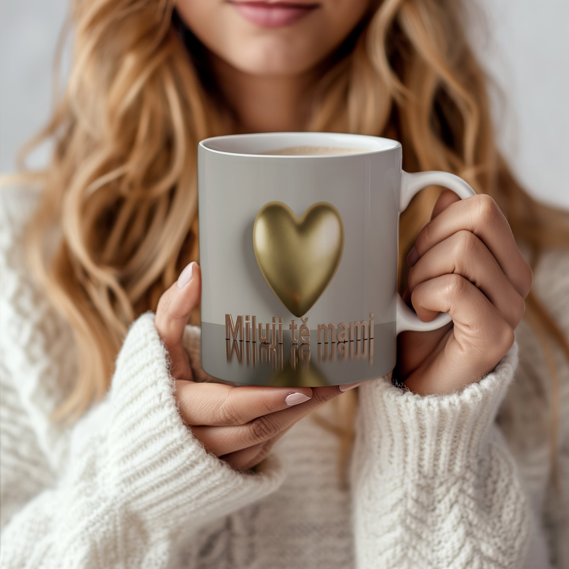 Hrnek Miluji tě mami – zlaté srdce na matném pozadí – varianta 66