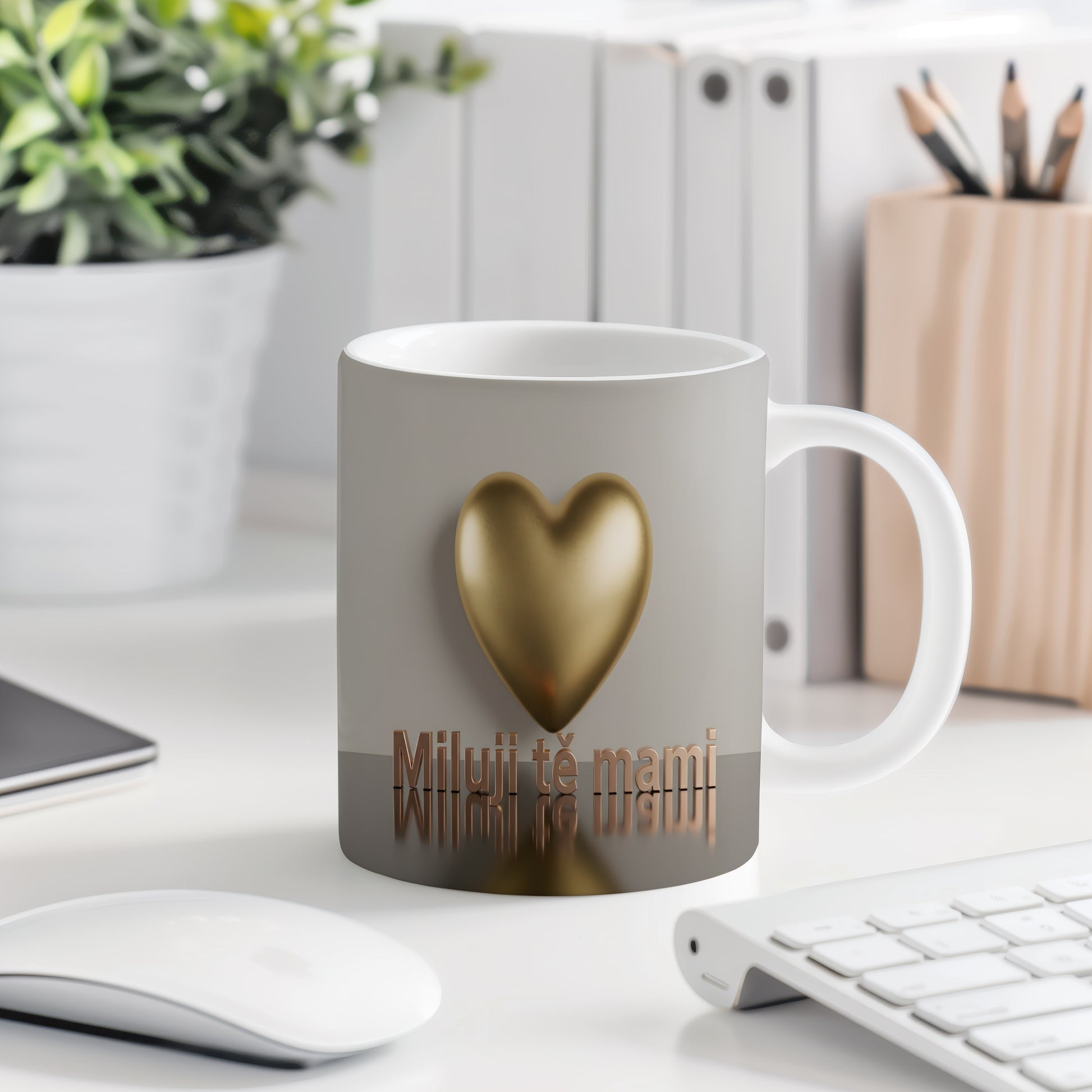 Hrnek Miluji tě mami – zlaté srdce na matném pozadí – varianta 77