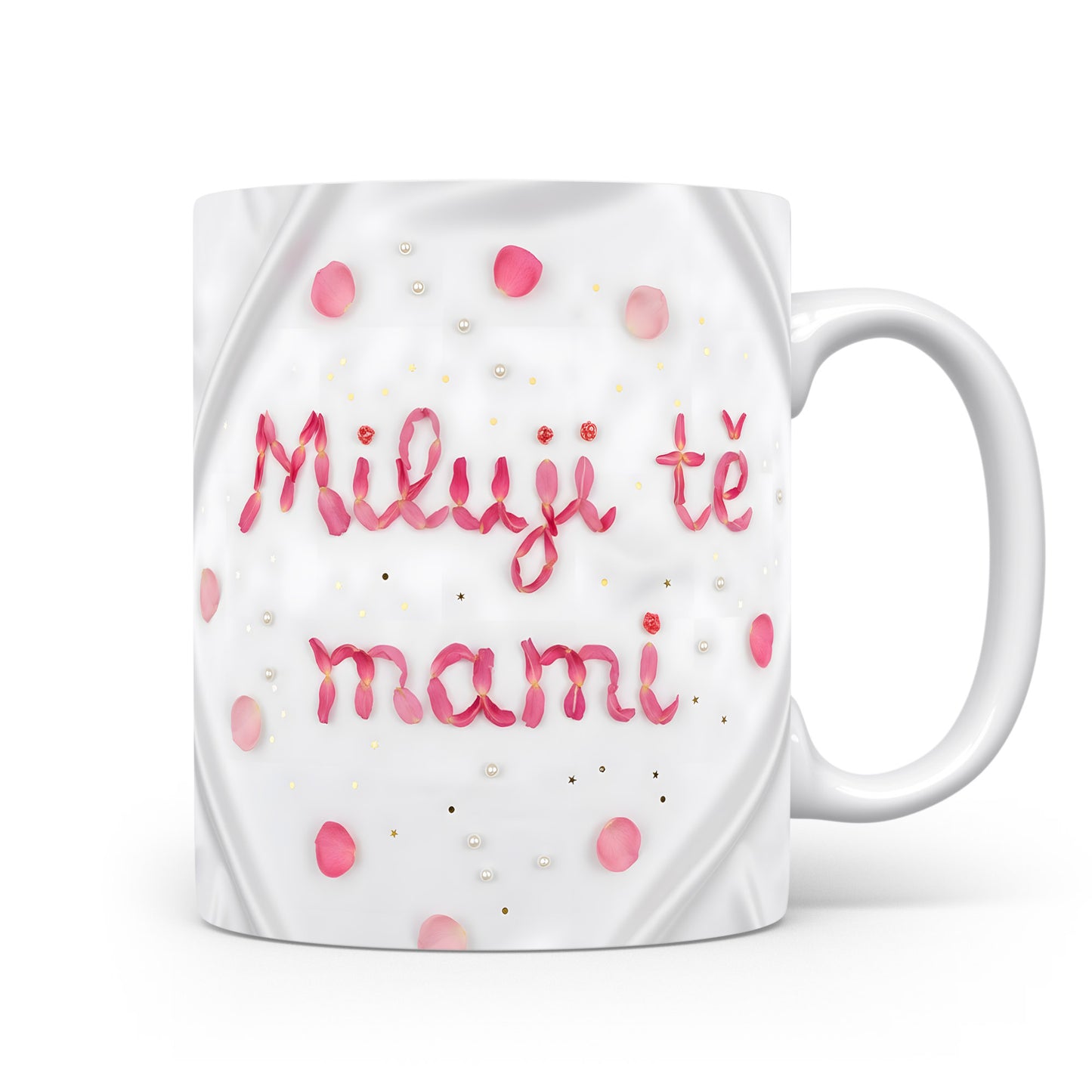 Hrnek Miluji tě mami – okvětní lístky a perly na mramorovém pozadí – varianta 11
