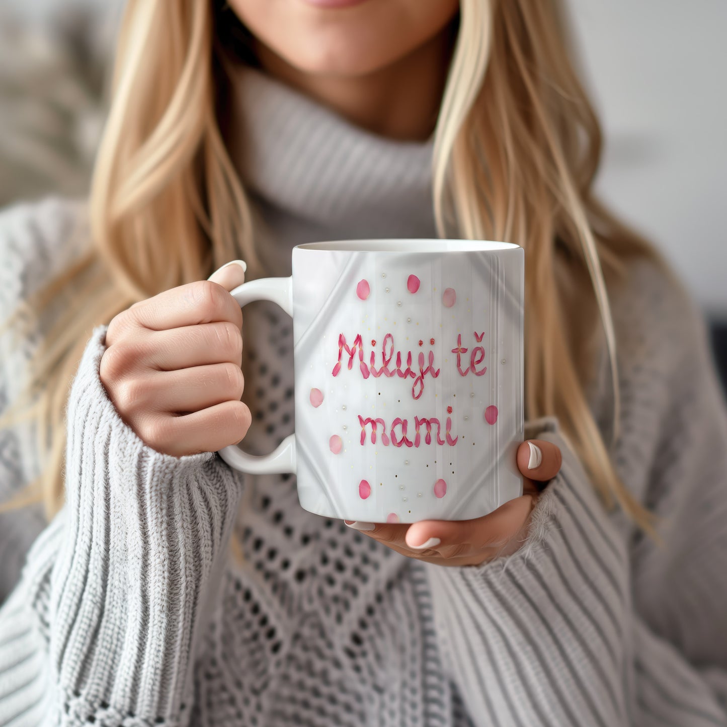 Hrnek Miluji tě mami – okvětní lístky a perly na mramorovém pozadí – varianta 22