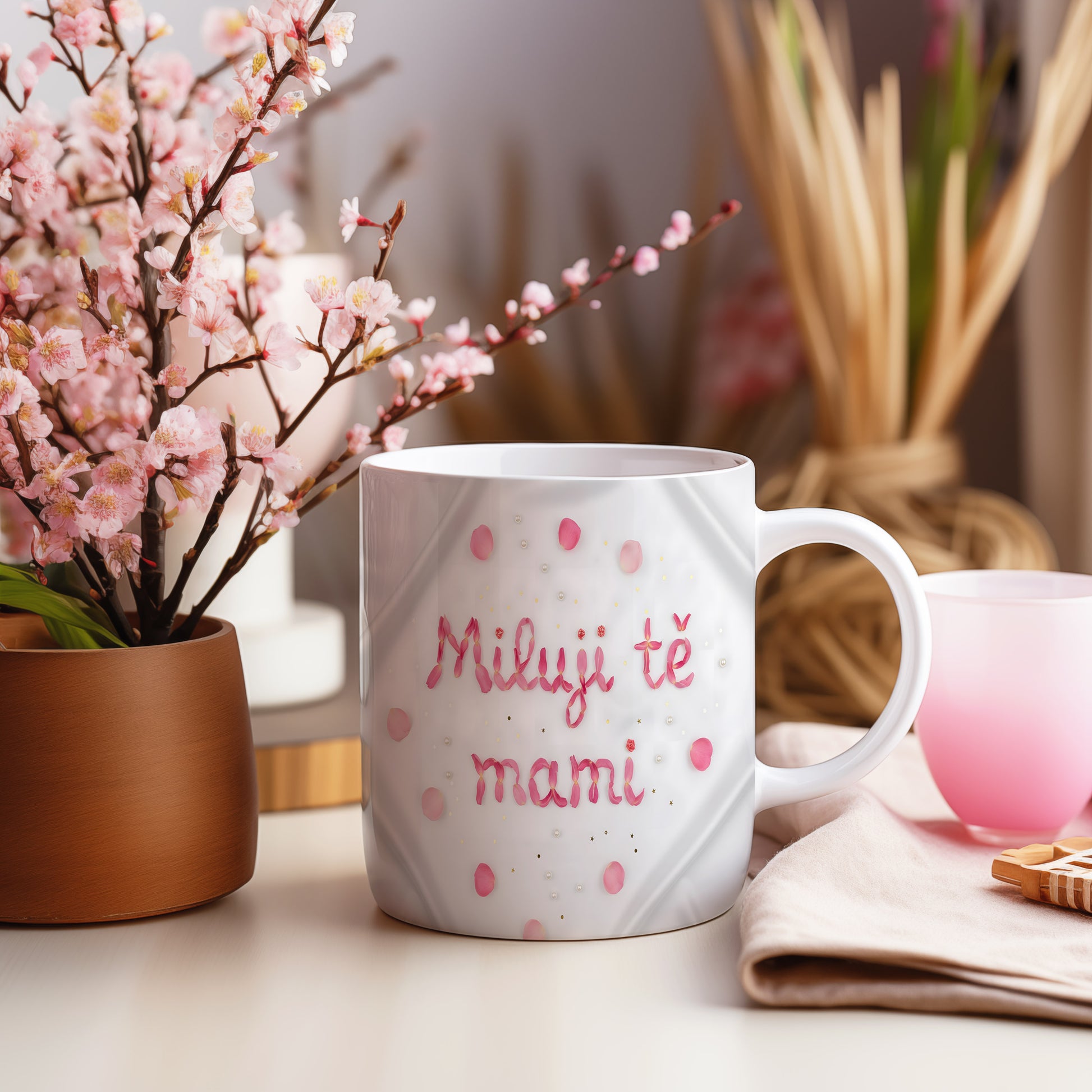 Hrnek Miluji tě mami – okvětní lístky a perly na mramorovém pozadí – varianta 55