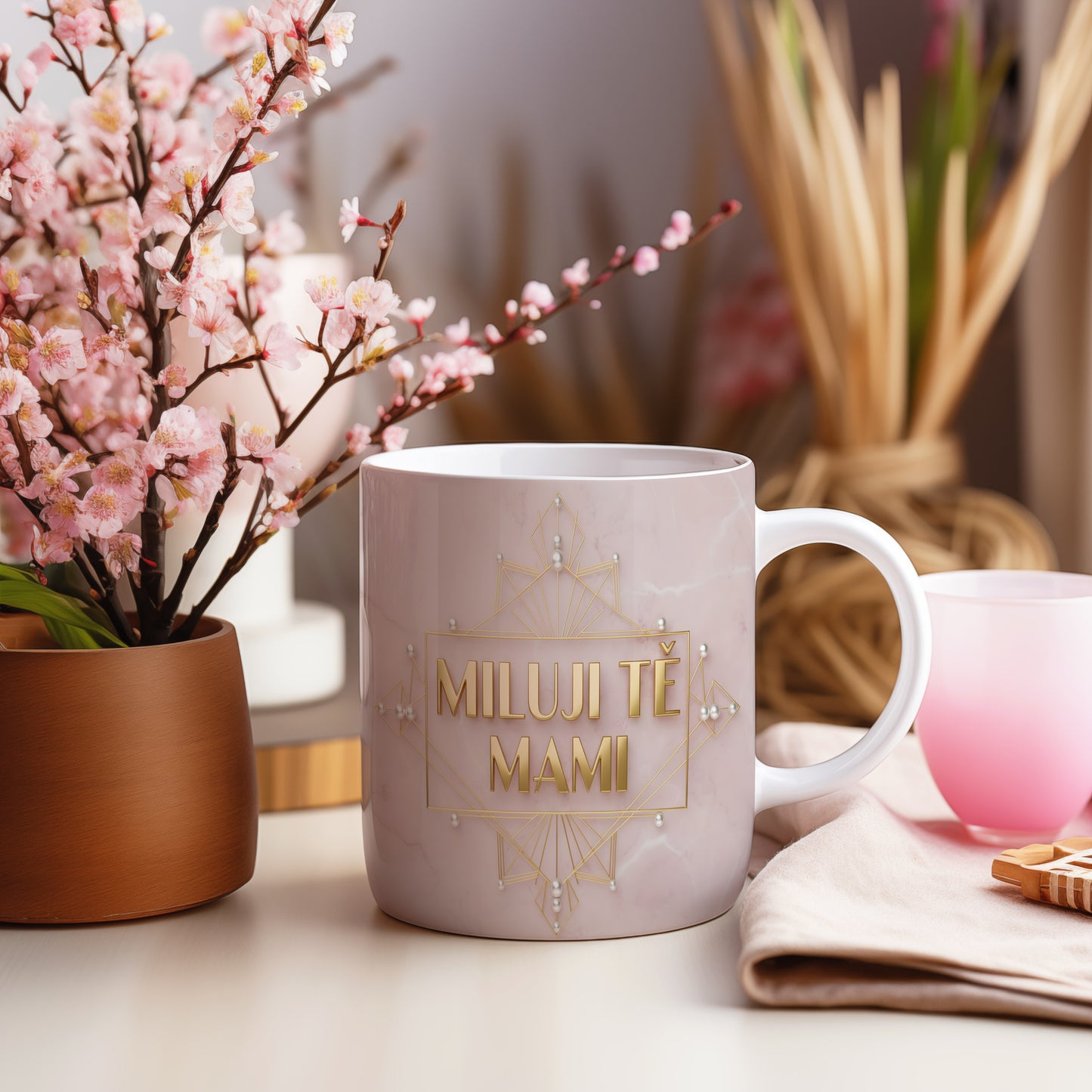 Hrnek Miluji tě mami – zlaté geometrické vzory na růžovém mramoru – varianta 55