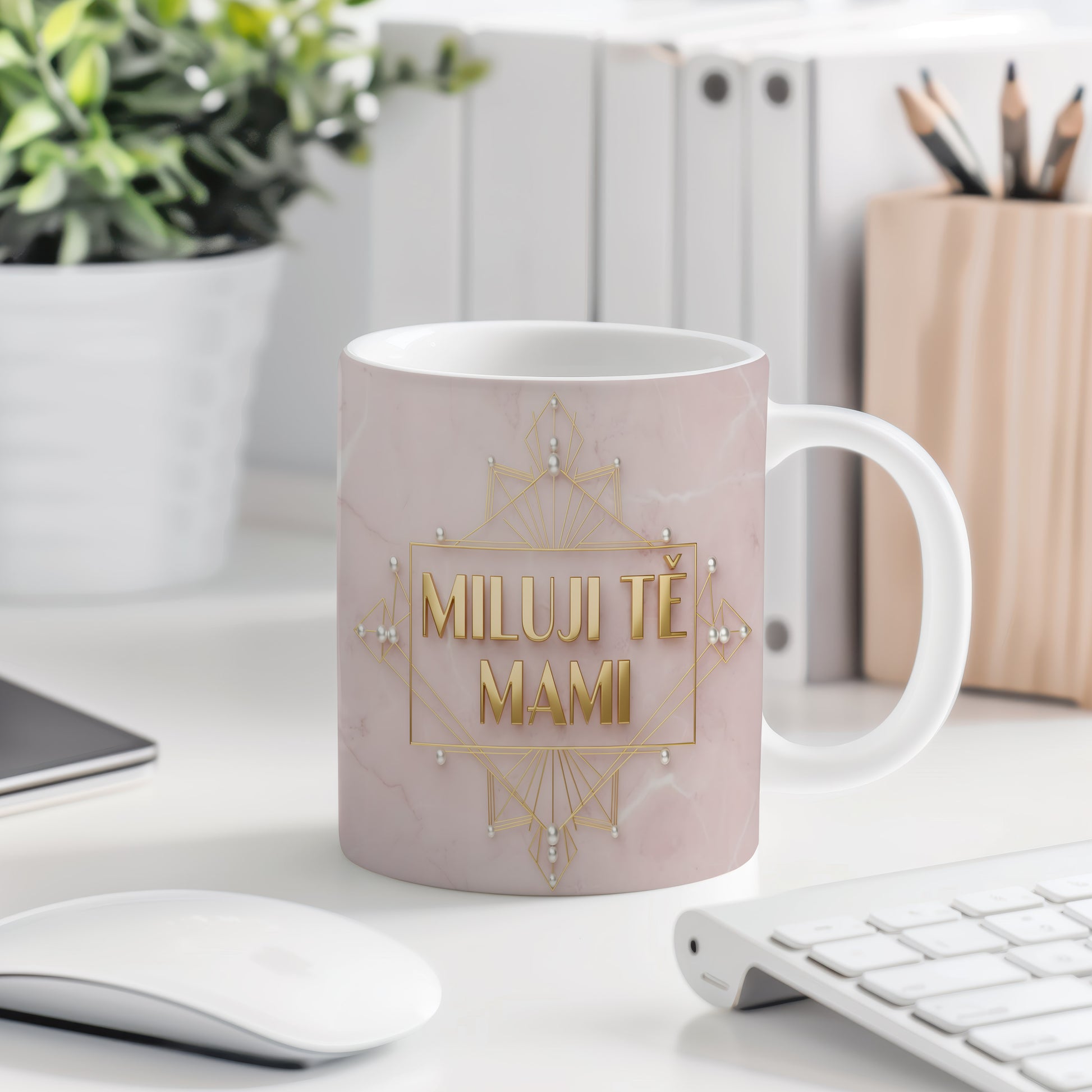 Hrnek Miluji tě mami – zlaté geometrické vzory na růžovém mramoru – varianta 77