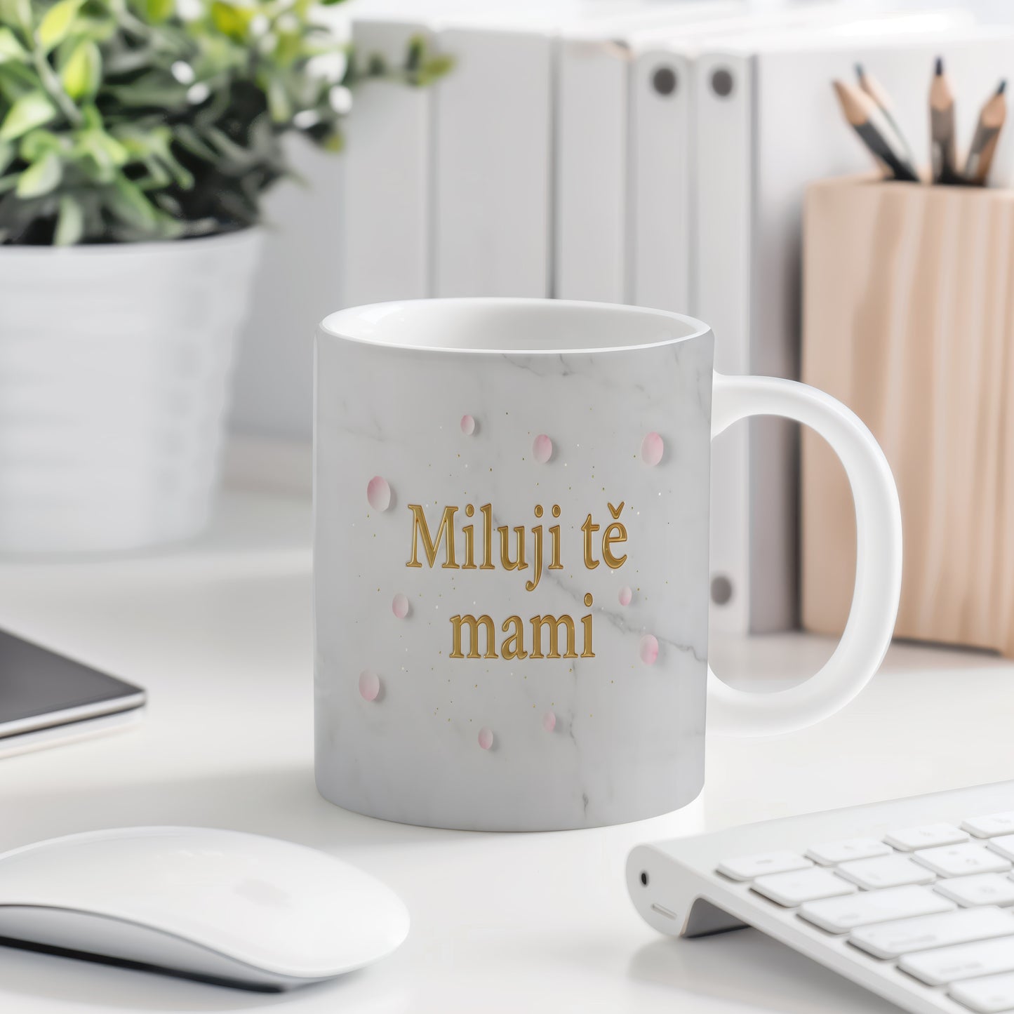 Hrnek Miluji tě mami – zlaté tečky na mramorovém pozadí s růžovými puntíky – varianta 77