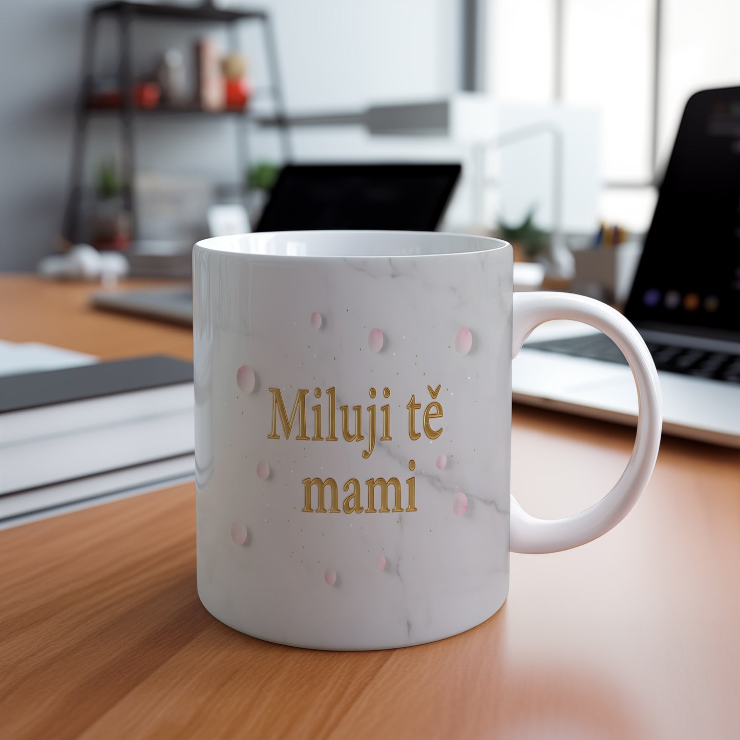 Hrnek Miluji tě mami – zlaté tečky na mramorovém pozadí s růžovými puntíky – varianta 88