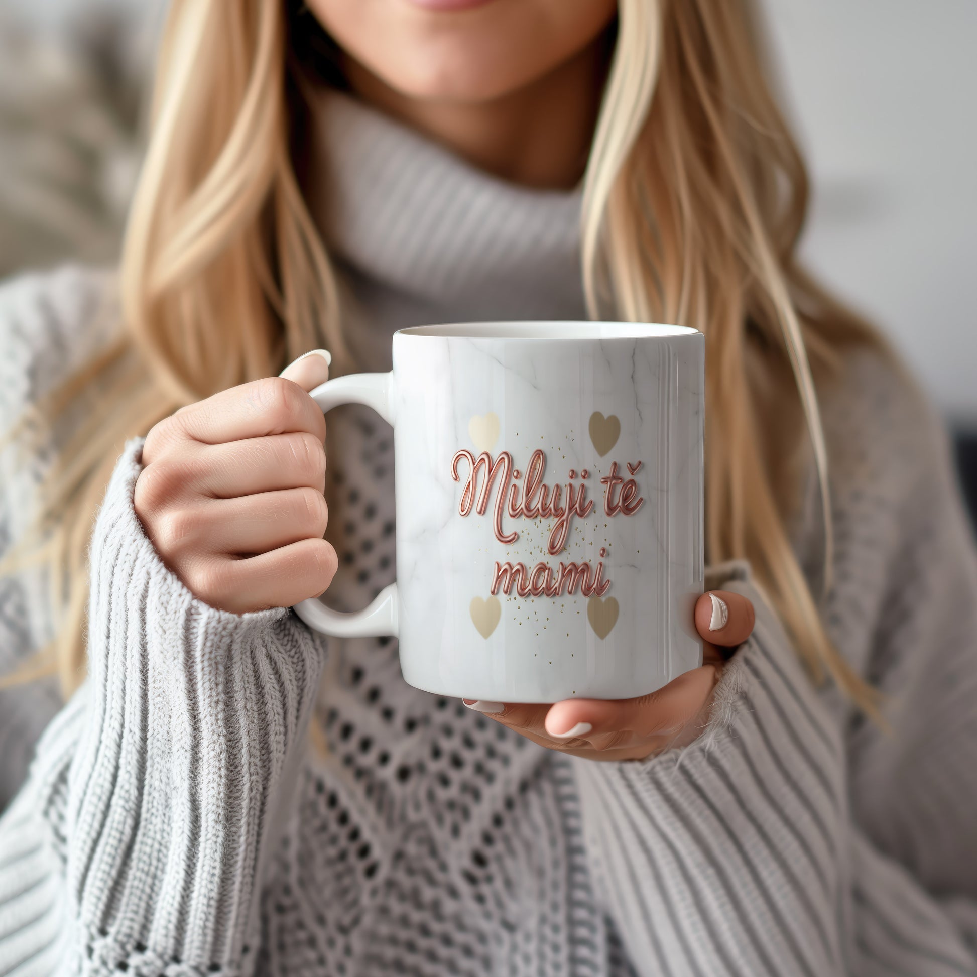 Hrnek Miluji tě mami – zlatá srdíčka na mramorovém pozadí – varianta 22
