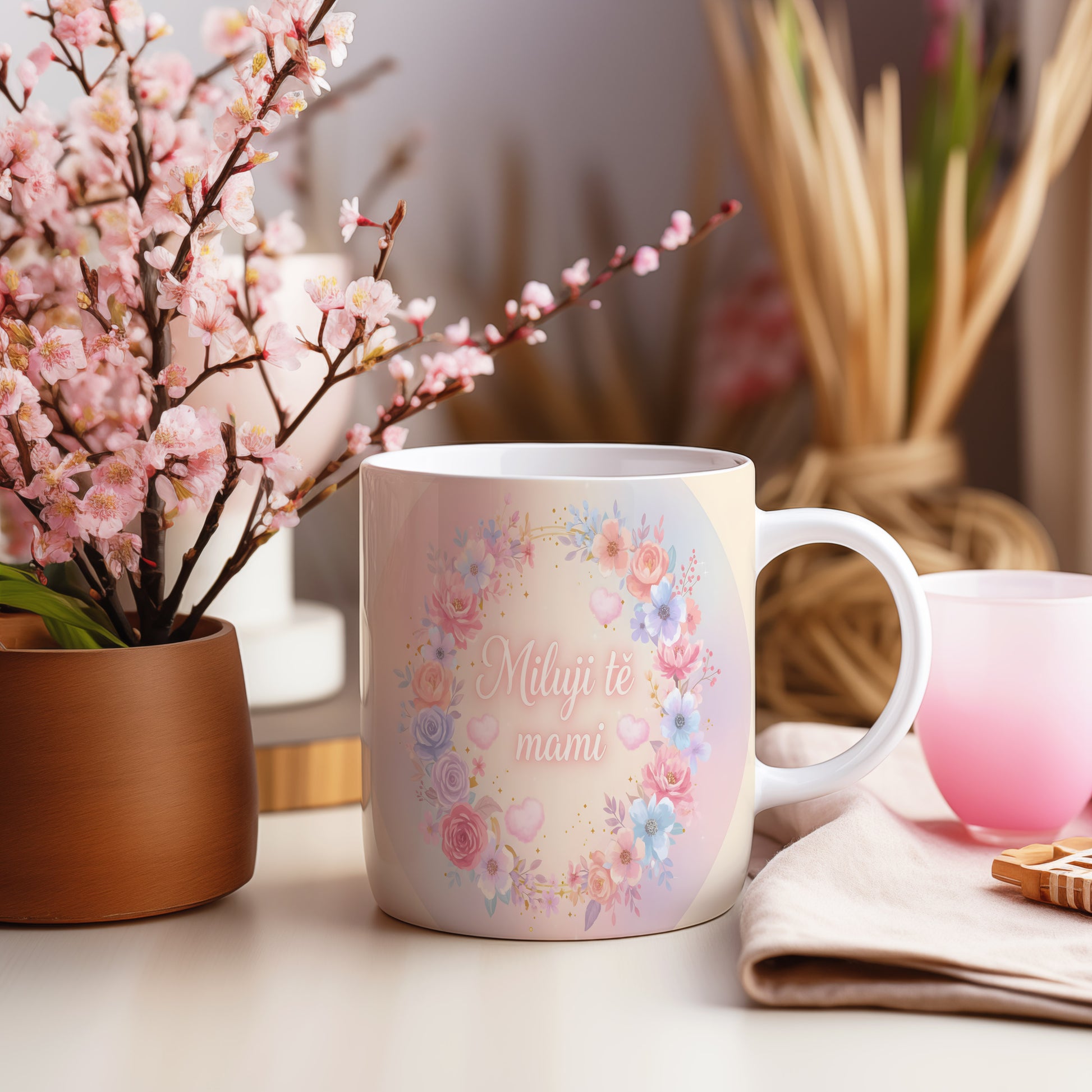 Hrnek Miluji tě mami – květinový věnec ve snové pastelové paletě – varianta 55