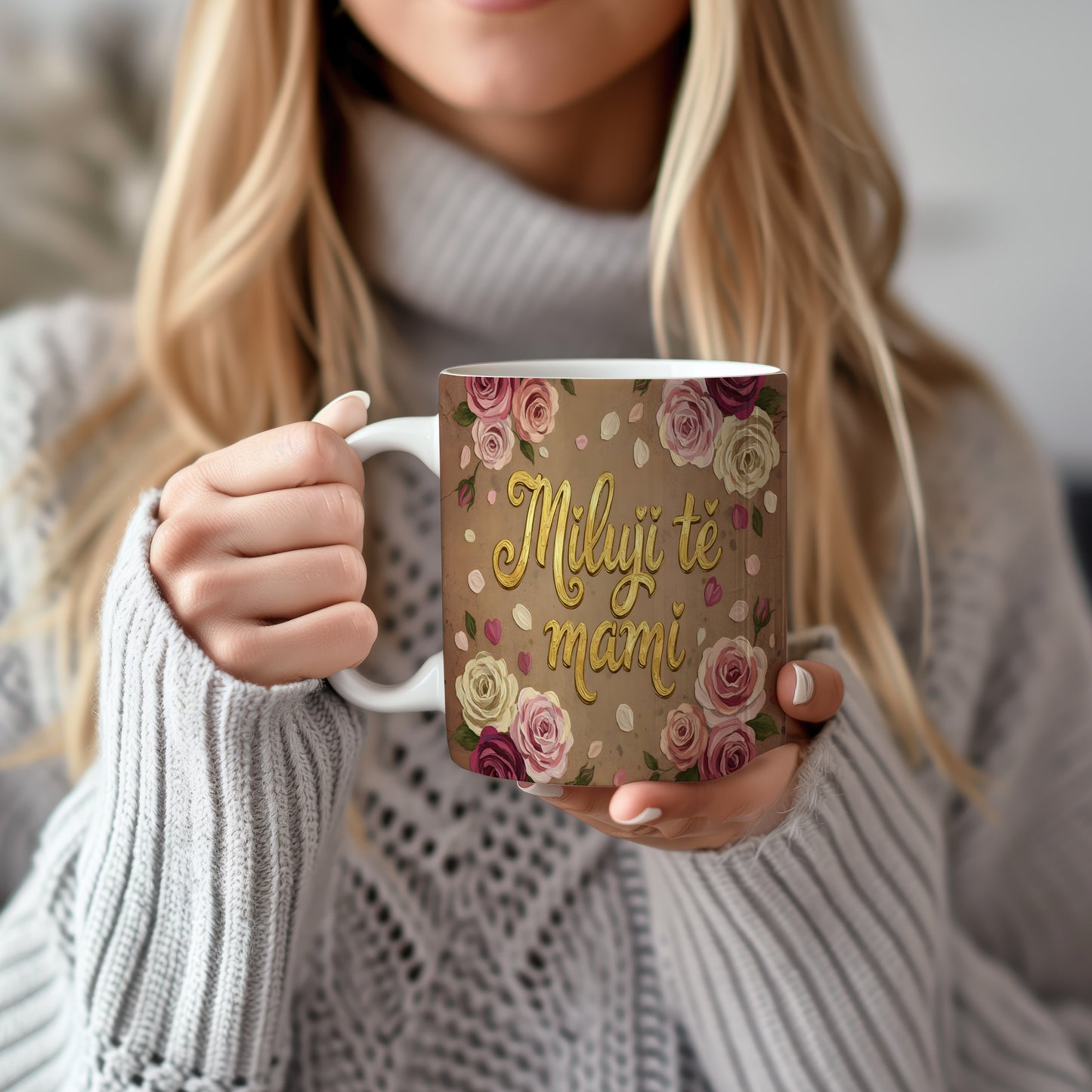 Hrnek Miluji tě mami – zlatý nápis s růžemi na pastelovém pozadí – varianta 22