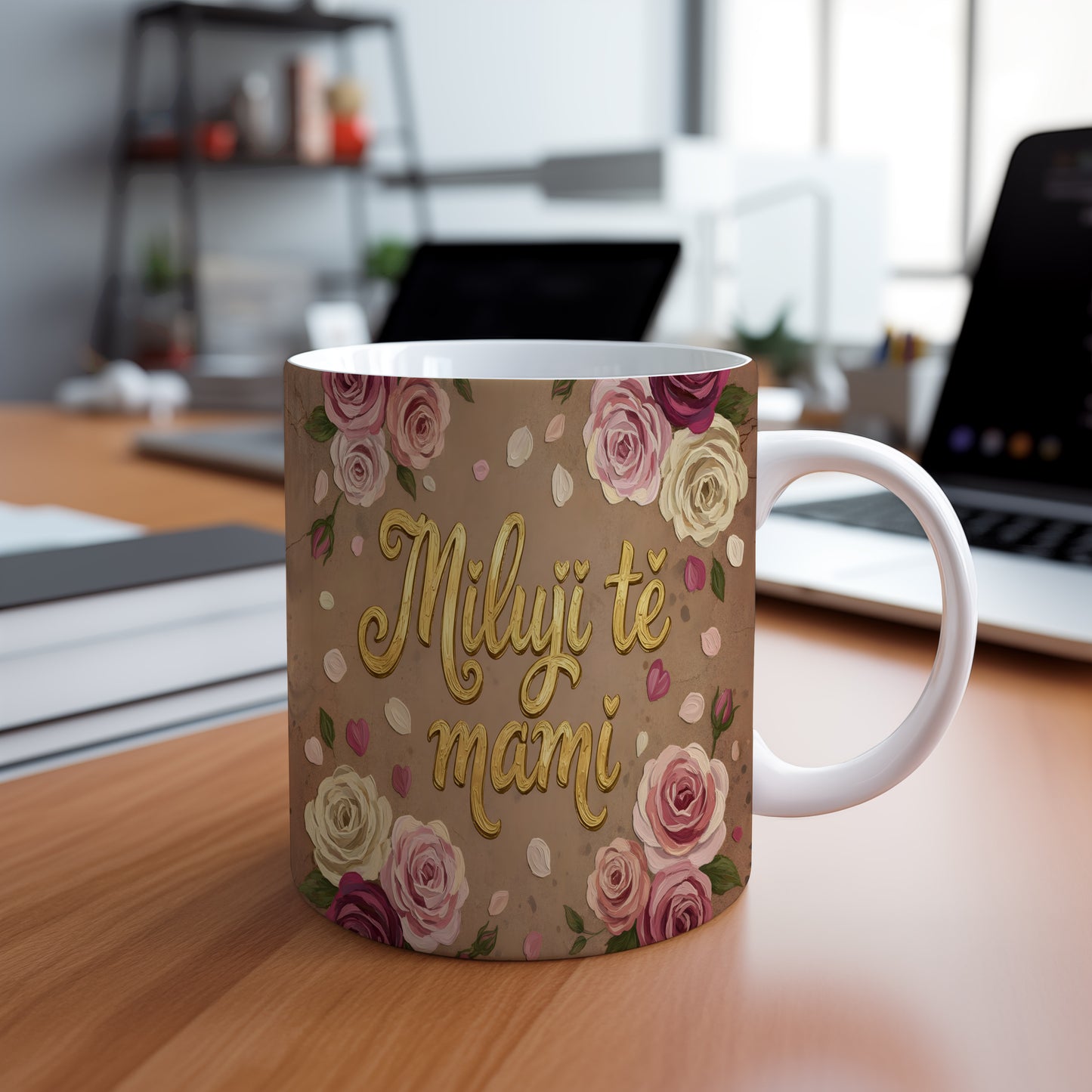 Hrnek Miluji tě mami – zlatý nápis s růžemi na pastelovém pozadí – varianta 88