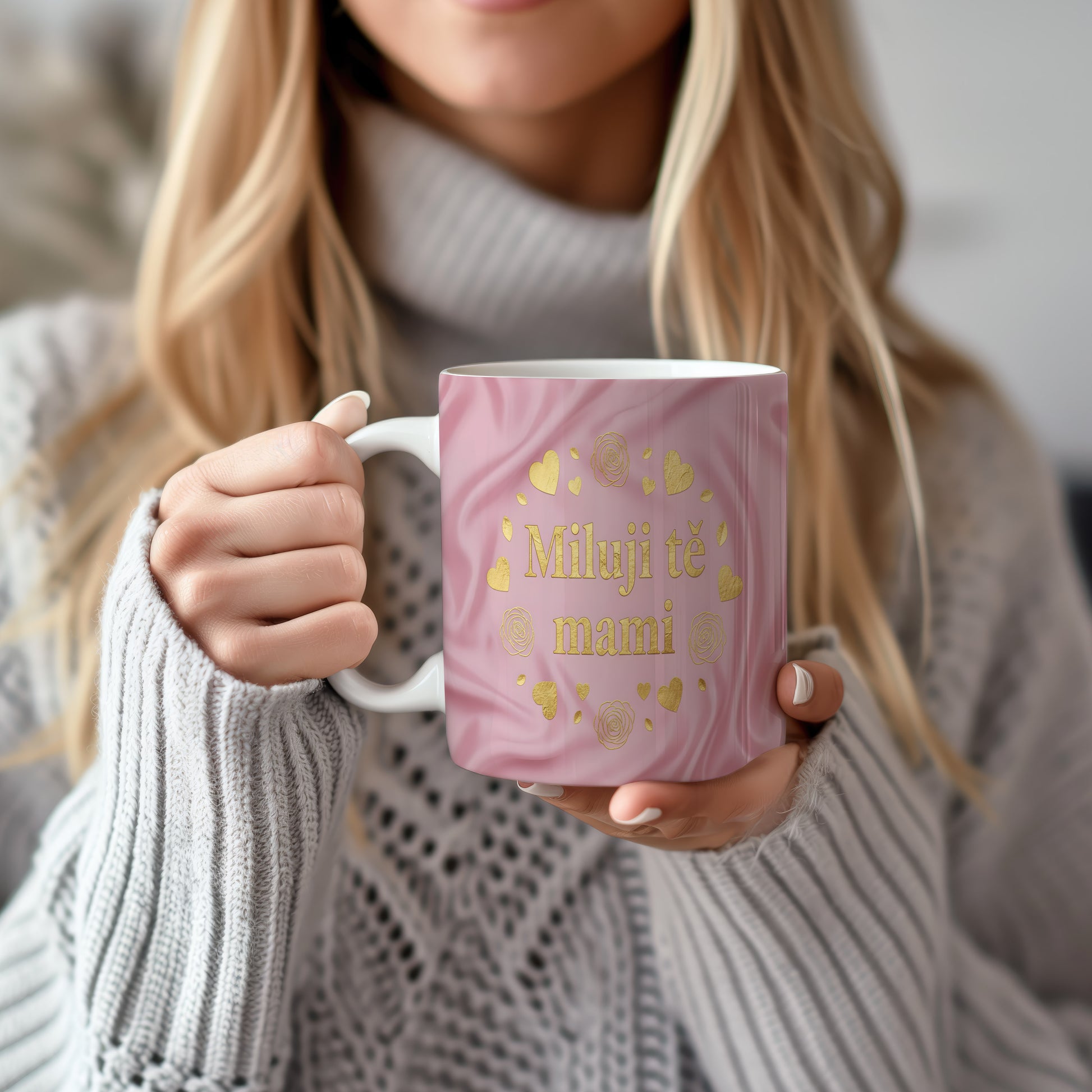 Hrnek Miluji tě mami – zlaté srdce na růžovém hedvábí – varianta 22