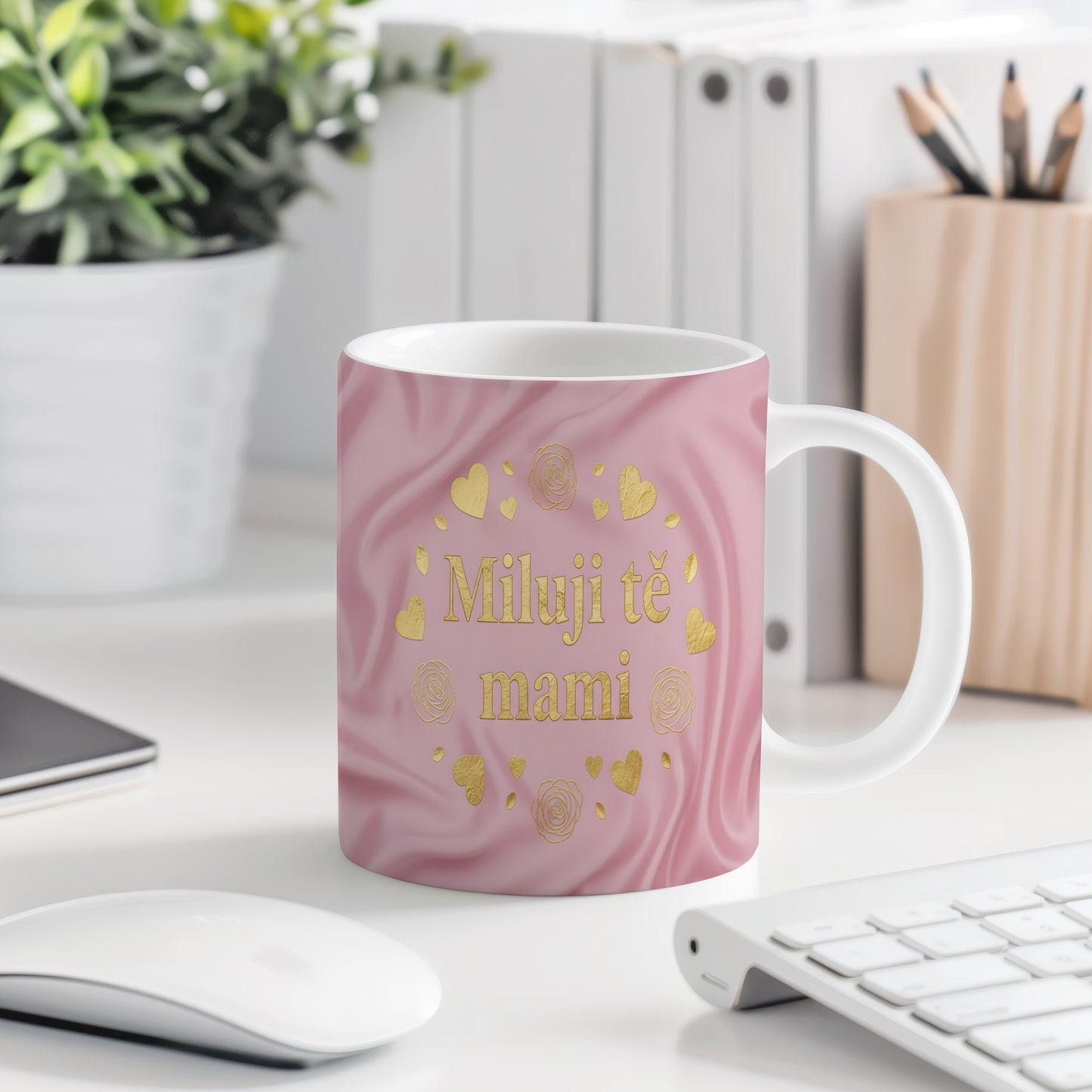 Hrnek Miluji tě mami – zlaté srdce na růžovém hedvábí – varianta 77