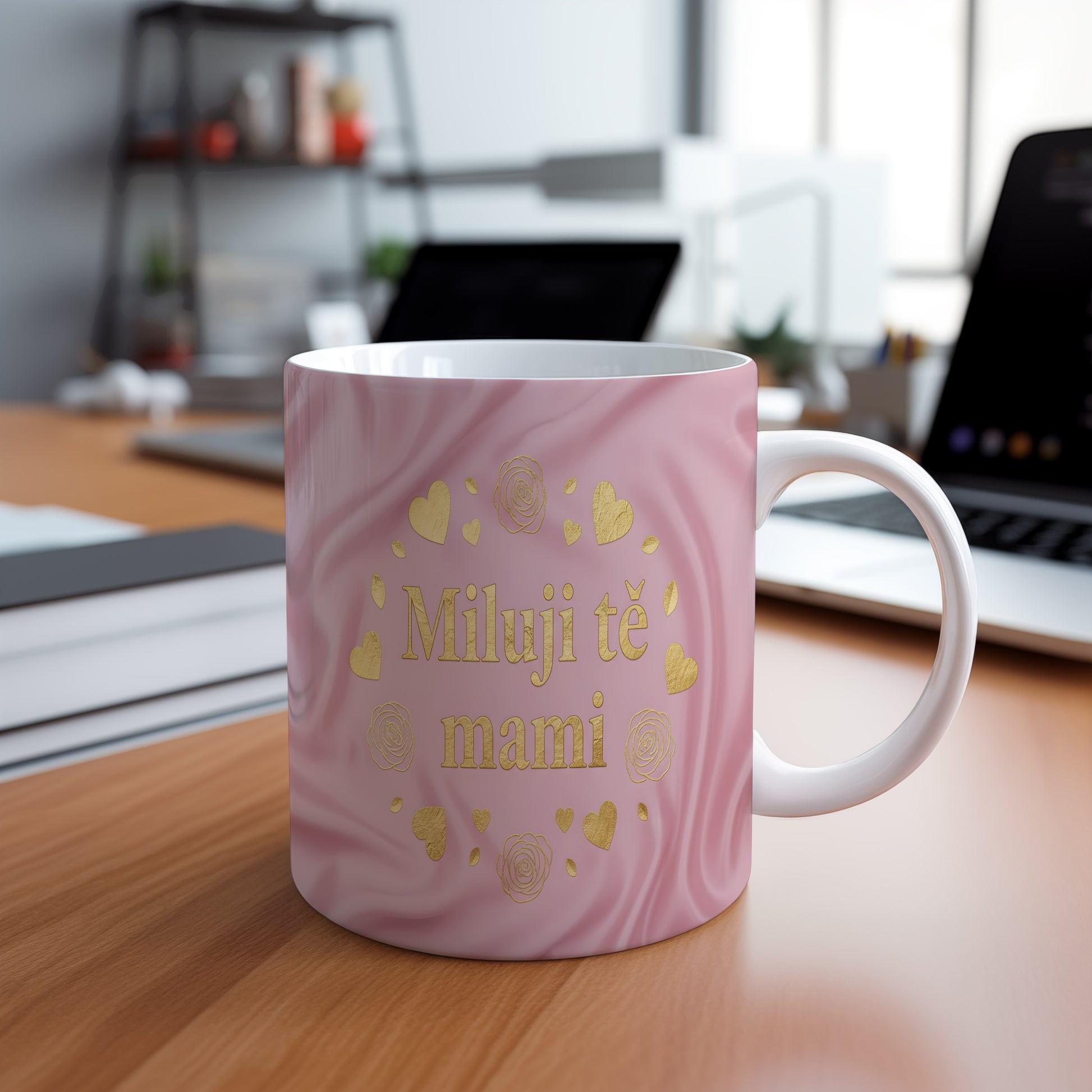 Hrnek Miluji tě mami – zlaté srdce na růžovém hedvábí – varianta 88