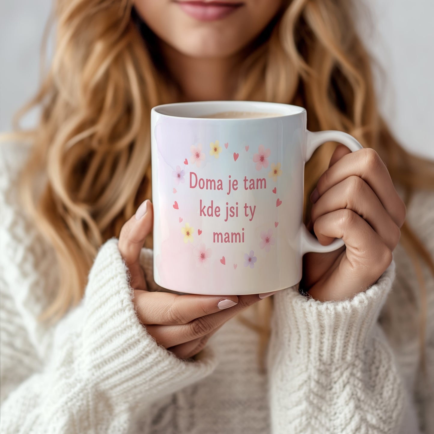 Hrnek Doma je tam kde jsi ty mami – pastelové květy a srdíčka na akvarelovém pozadí – varianta 66