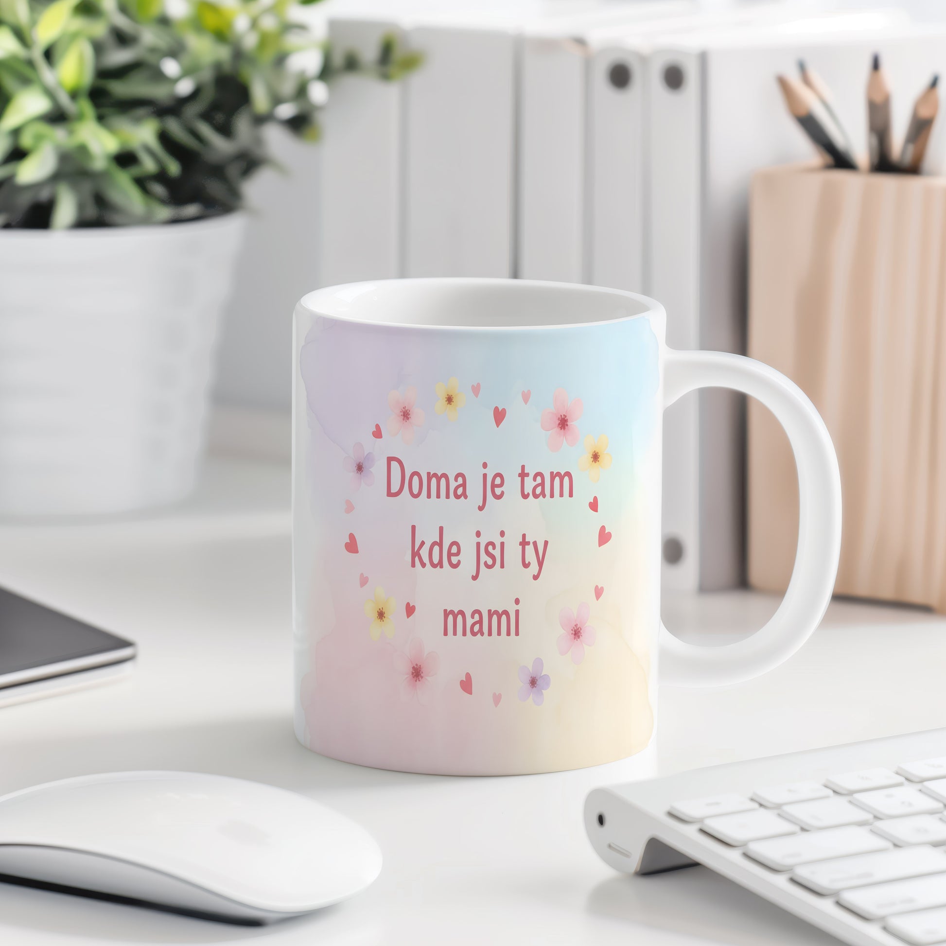 Hrnek Doma je tam kde jsi ty mami – pastelové květy a srdíčka na akvarelovém pozadí – varianta 77