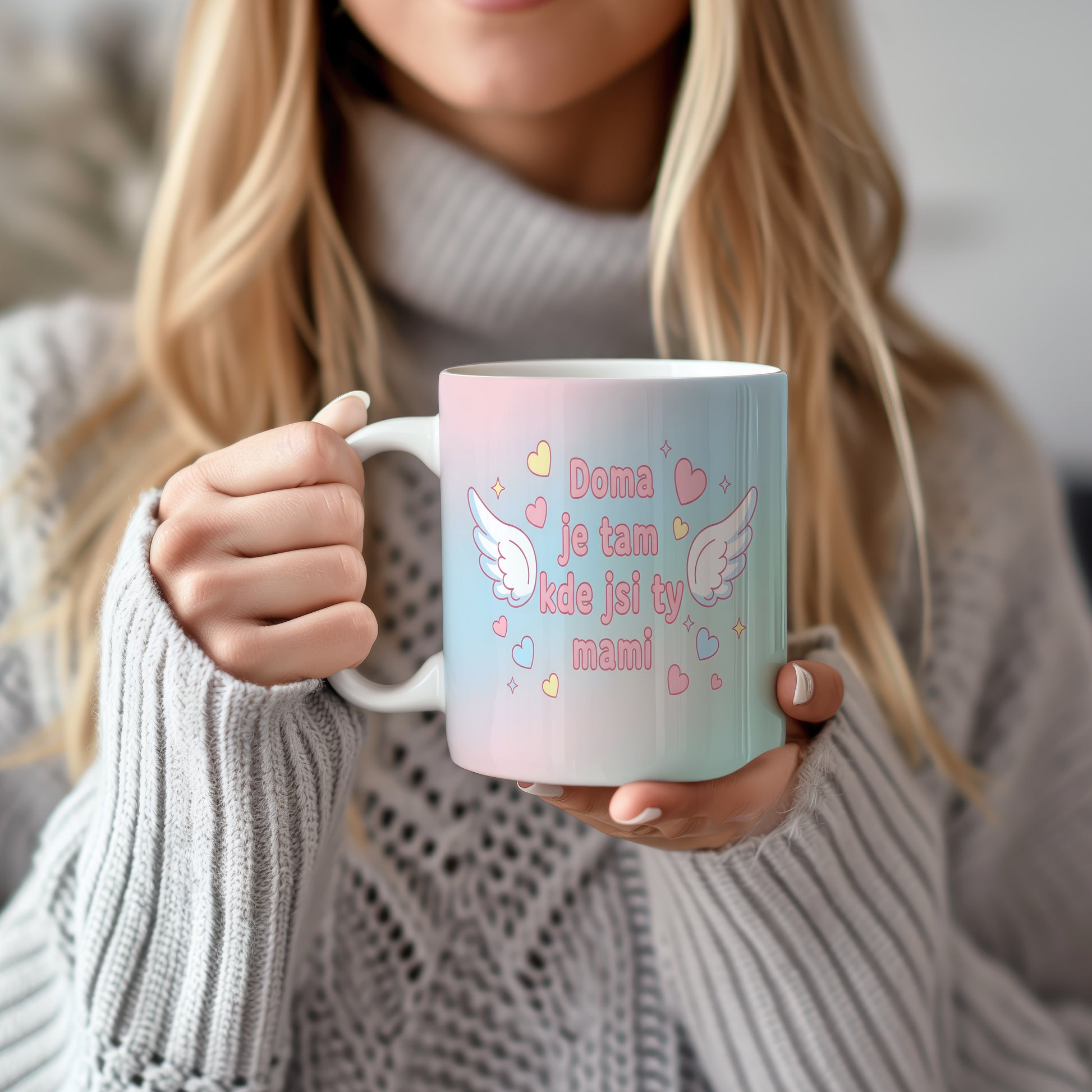 Hrnek Doma je tam kde jsi ty mami – pastelová křídla a srdíčka na jemném gradientu – varianta 22