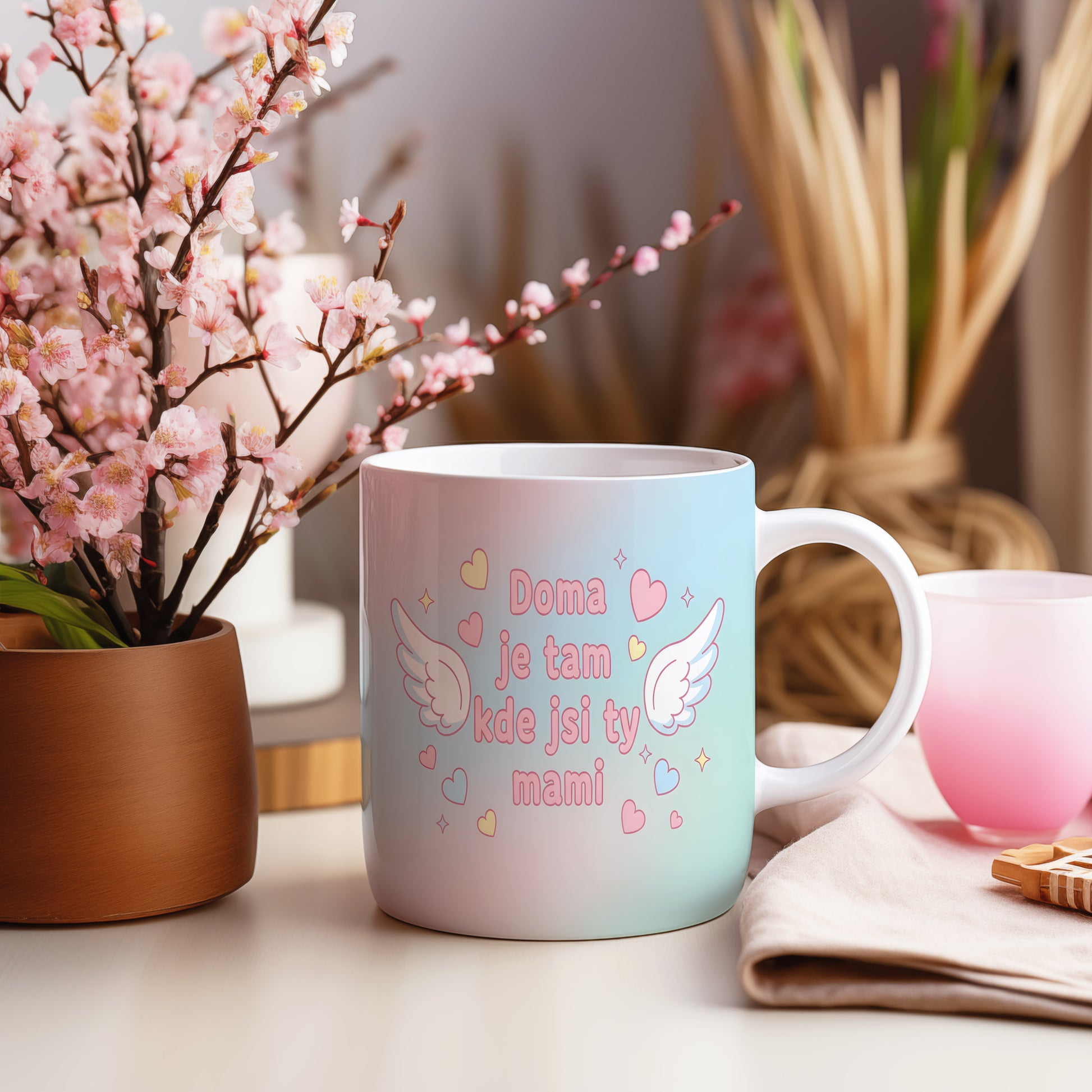 Hrnek Doma je tam kde jsi ty mami – pastelová křídla a srdíčka na jemném gradientu – varianta 55