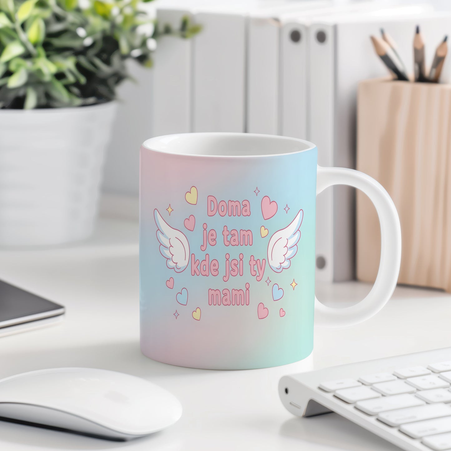 Hrnek Doma je tam kde jsi ty mami – pastelová křídla a srdíčka na jemném gradientu – varianta 77