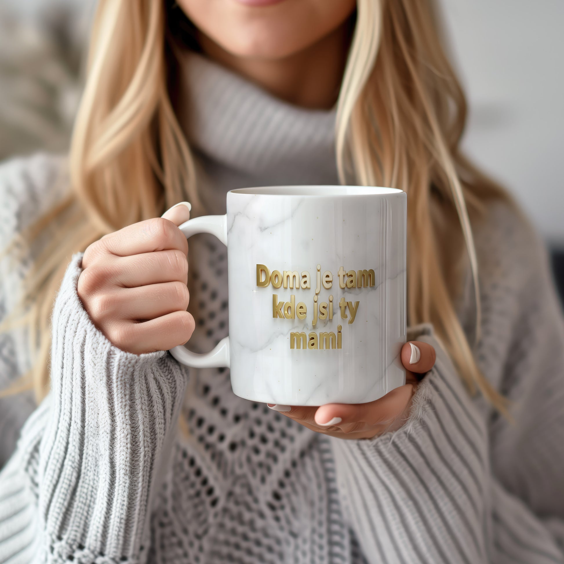 Hrnek Doma je tam kde jsi ty mami – zlaté písmo na mramorovém pozadí – varianta 22
