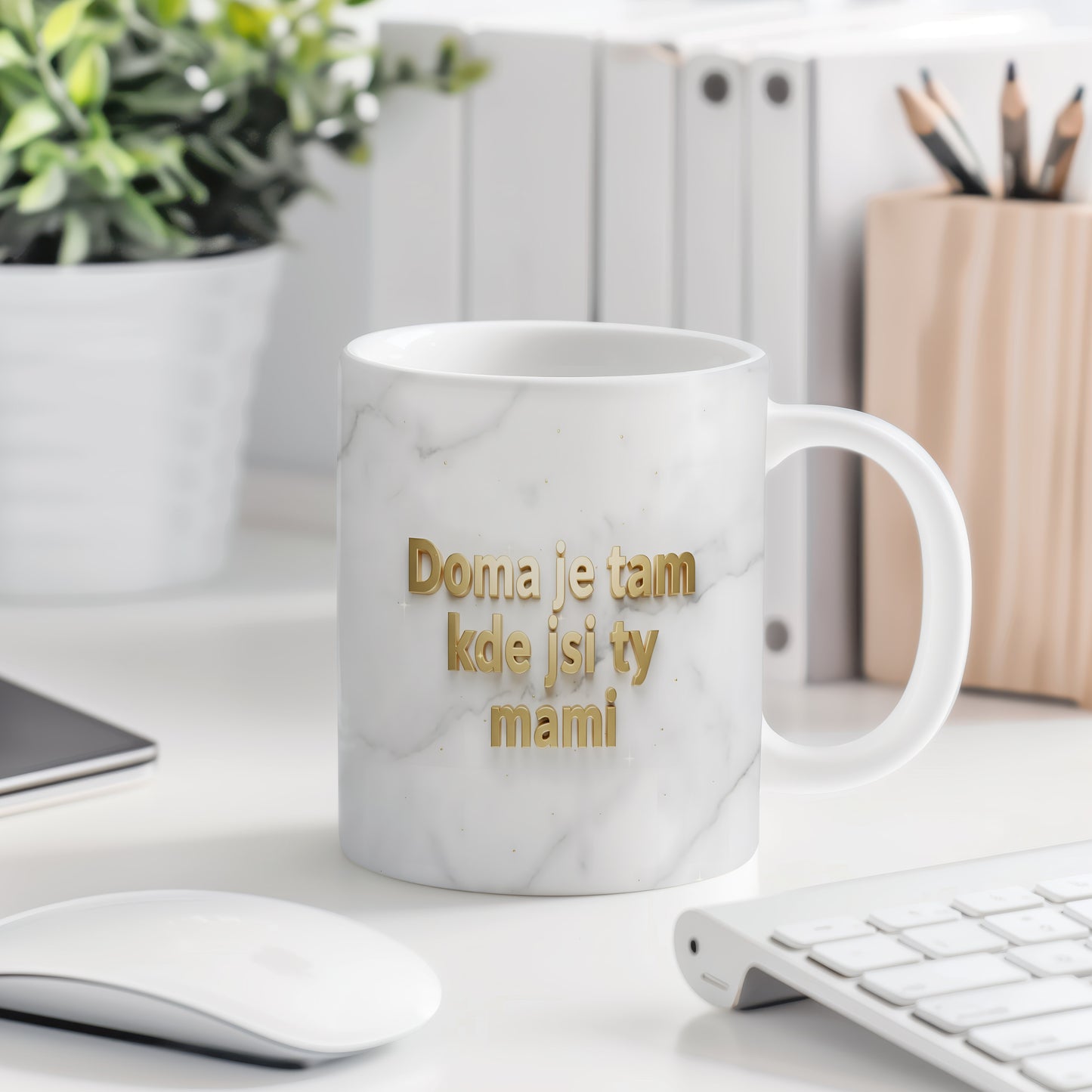 Hrnek Doma je tam kde jsi ty mami – zlaté písmo na mramorovém pozadí – varianta 77