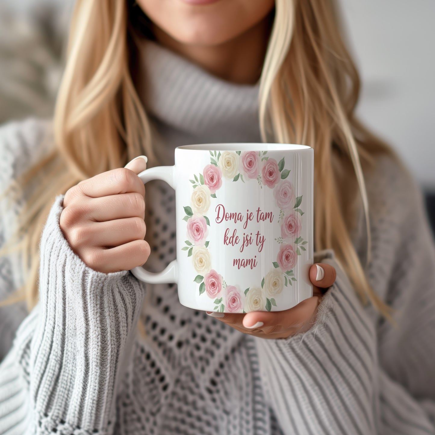 Hrnek Doma je tam kde jsi ty mami – romantický květinový věnec v jemných barvách – varianta 22