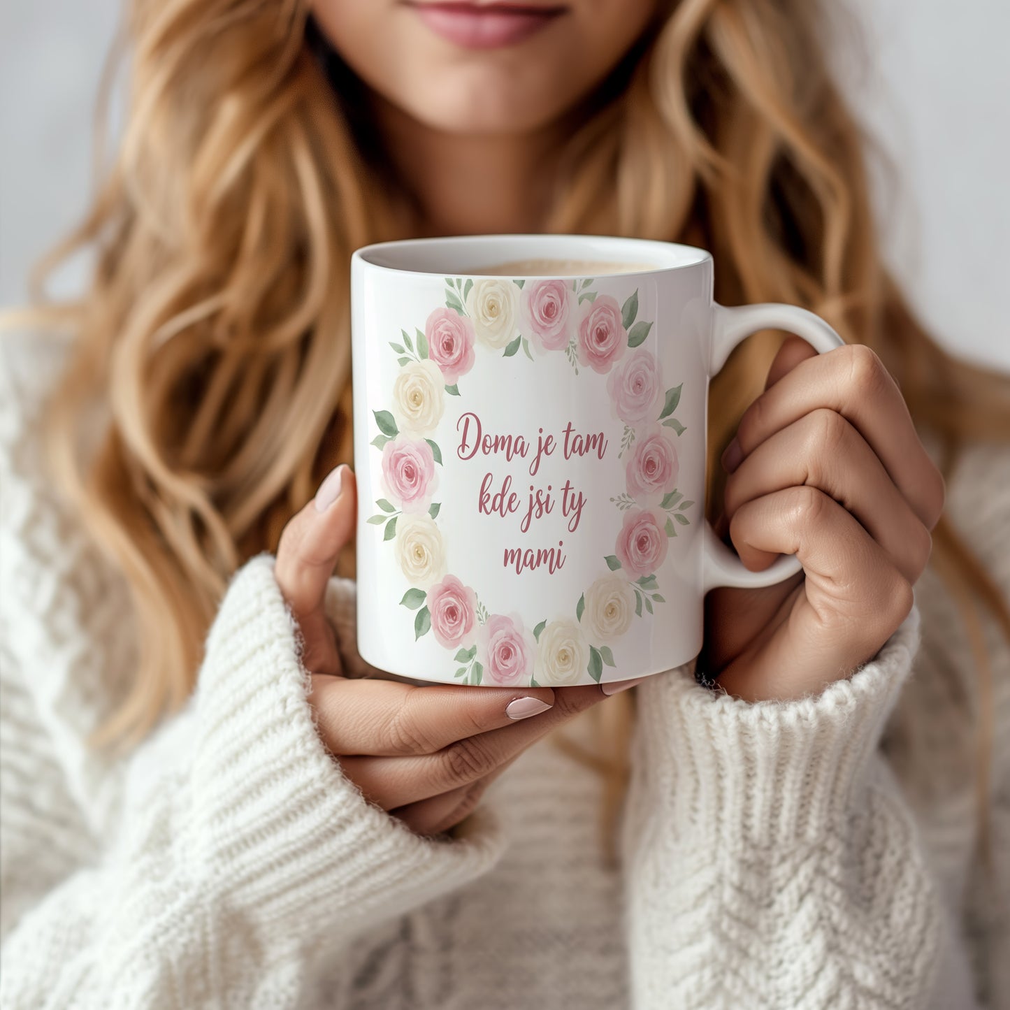 Hrnek Doma je tam kde jsi ty mami – romantický květinový věnec v jemných barvách – varianta 66