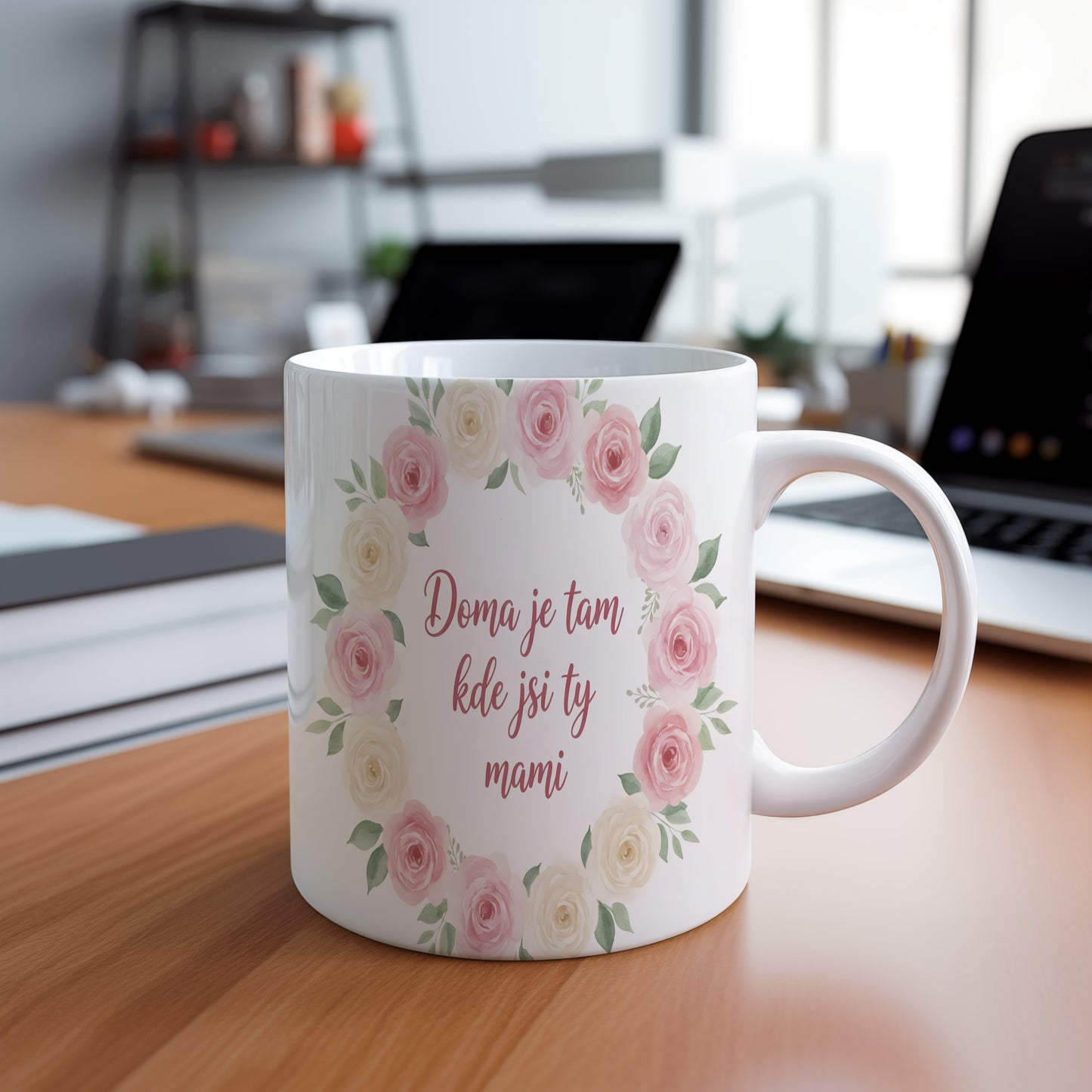 Hrnek Doma je tam kde jsi ty mami – romantický květinový věnec v jemných barvách – varianta 88