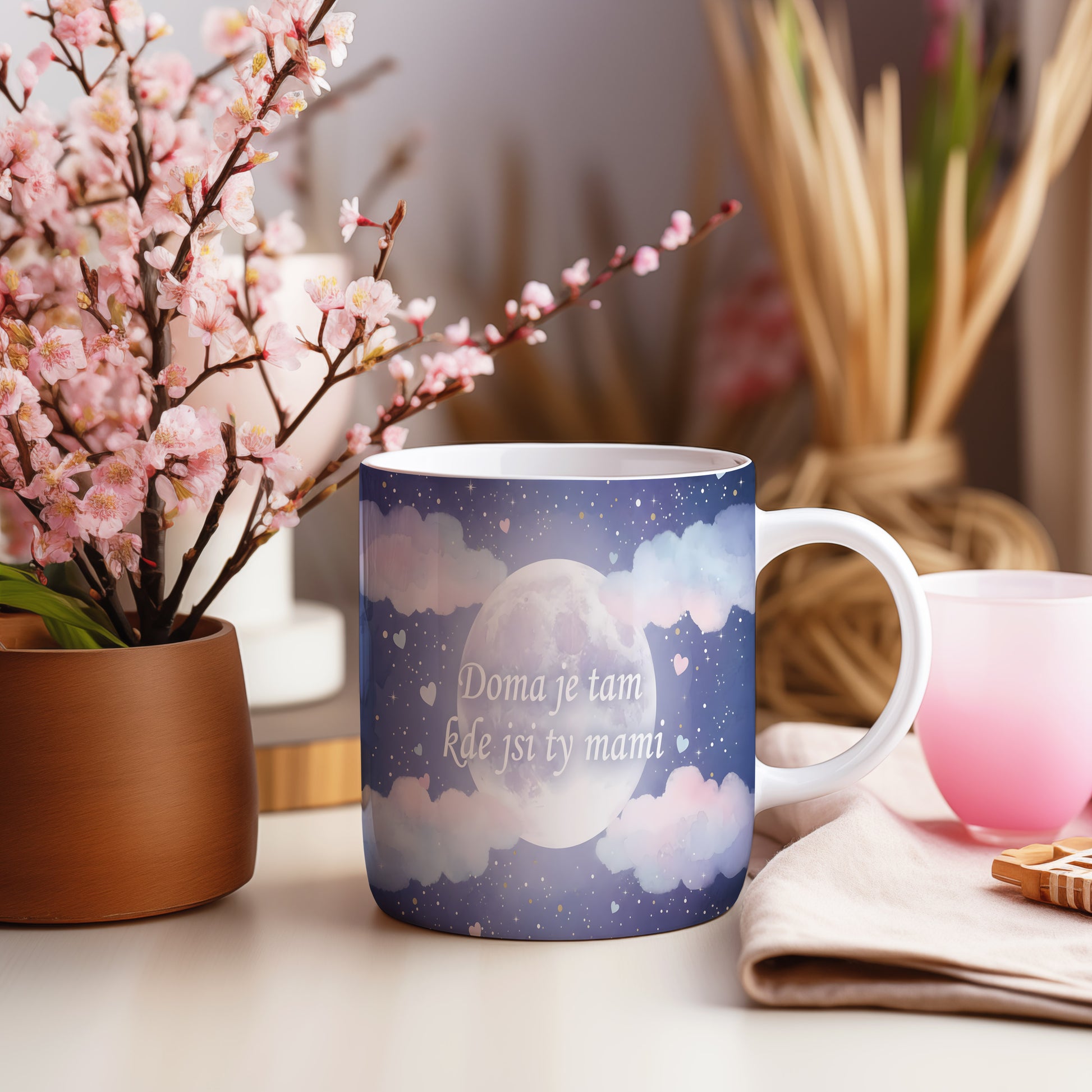 Hrnek Doma je tam kde jsi ty mami – snový měsíc a pastelové mraky – varianta 55