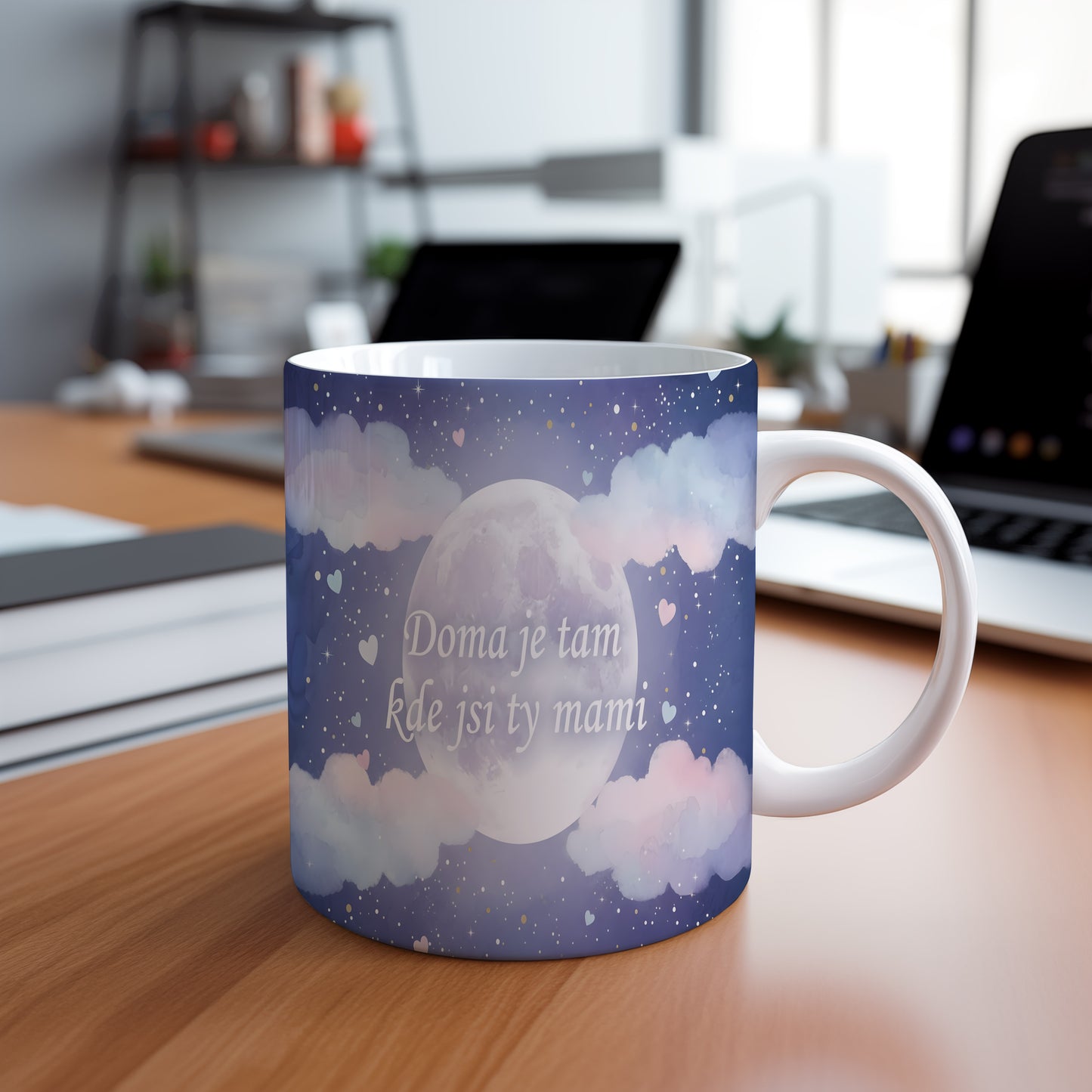 Hrnek Doma je tam kde jsi ty mami – snový měsíc a pastelové mraky – varianta 88
