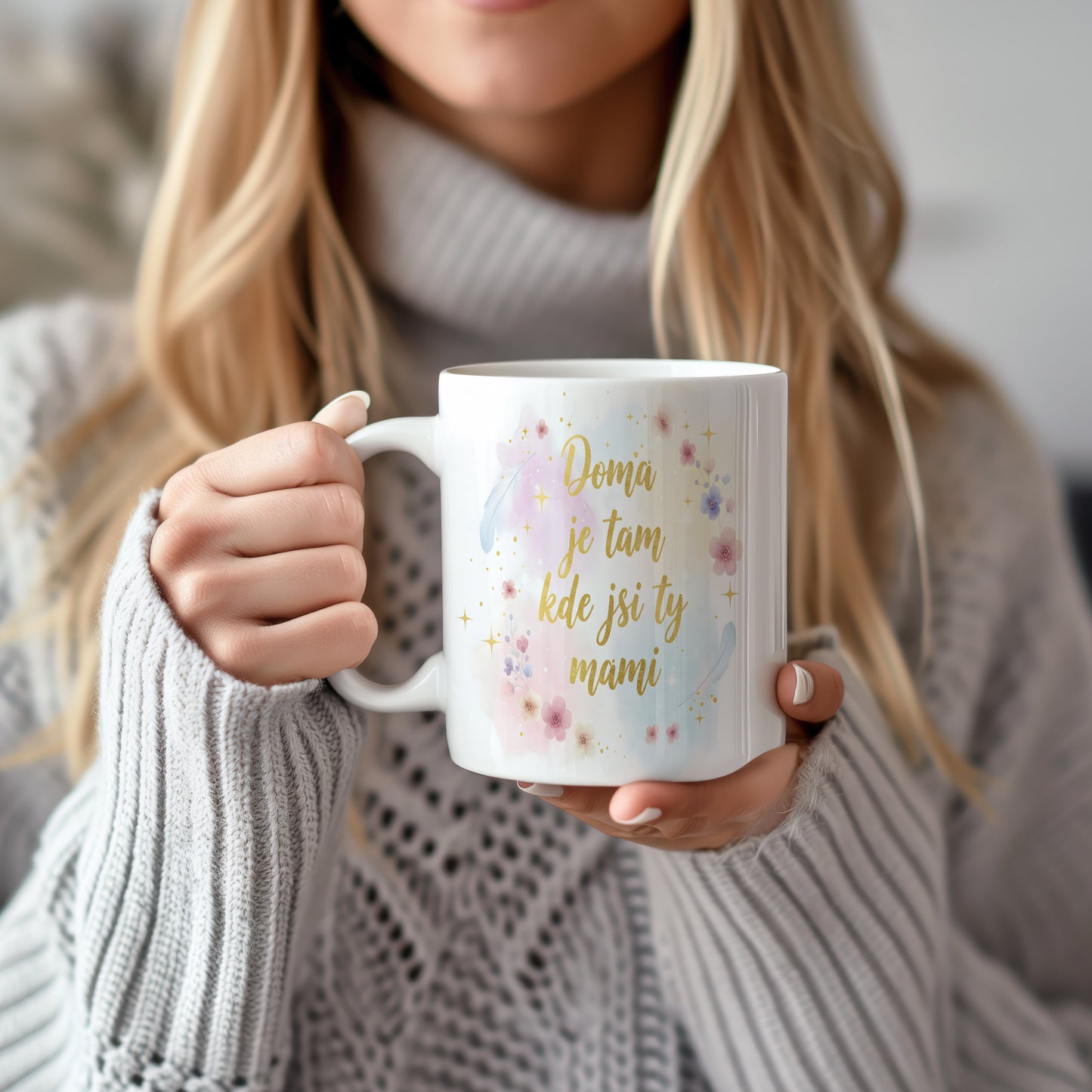 Hrnek Doma je tam kde jsi ty mámi – pastelové květiny a jemné peříčka – varianta 22