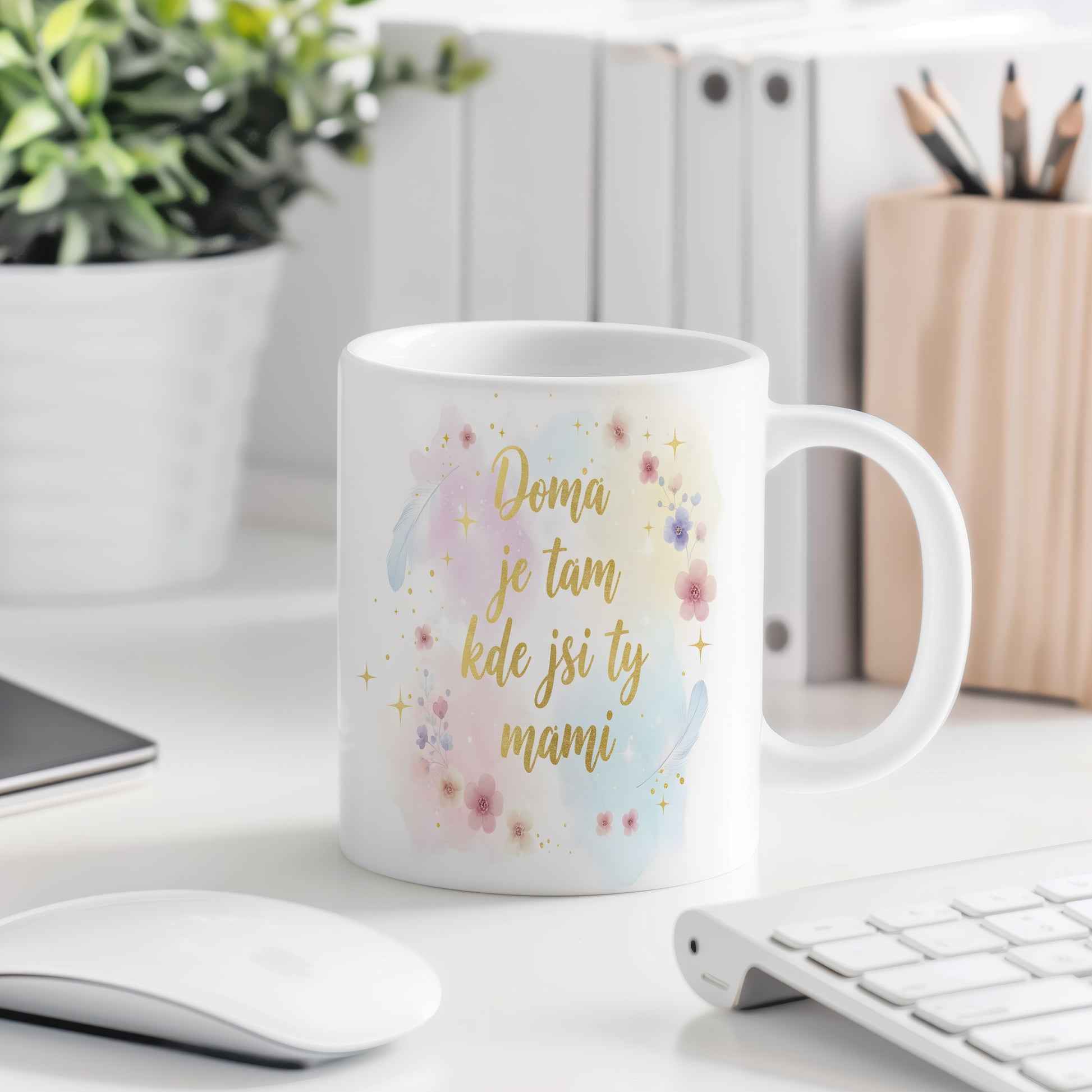 Hrnek Doma je tam kde jsi ty mámi – pastelové květiny a jemné peříčka – varianta 77