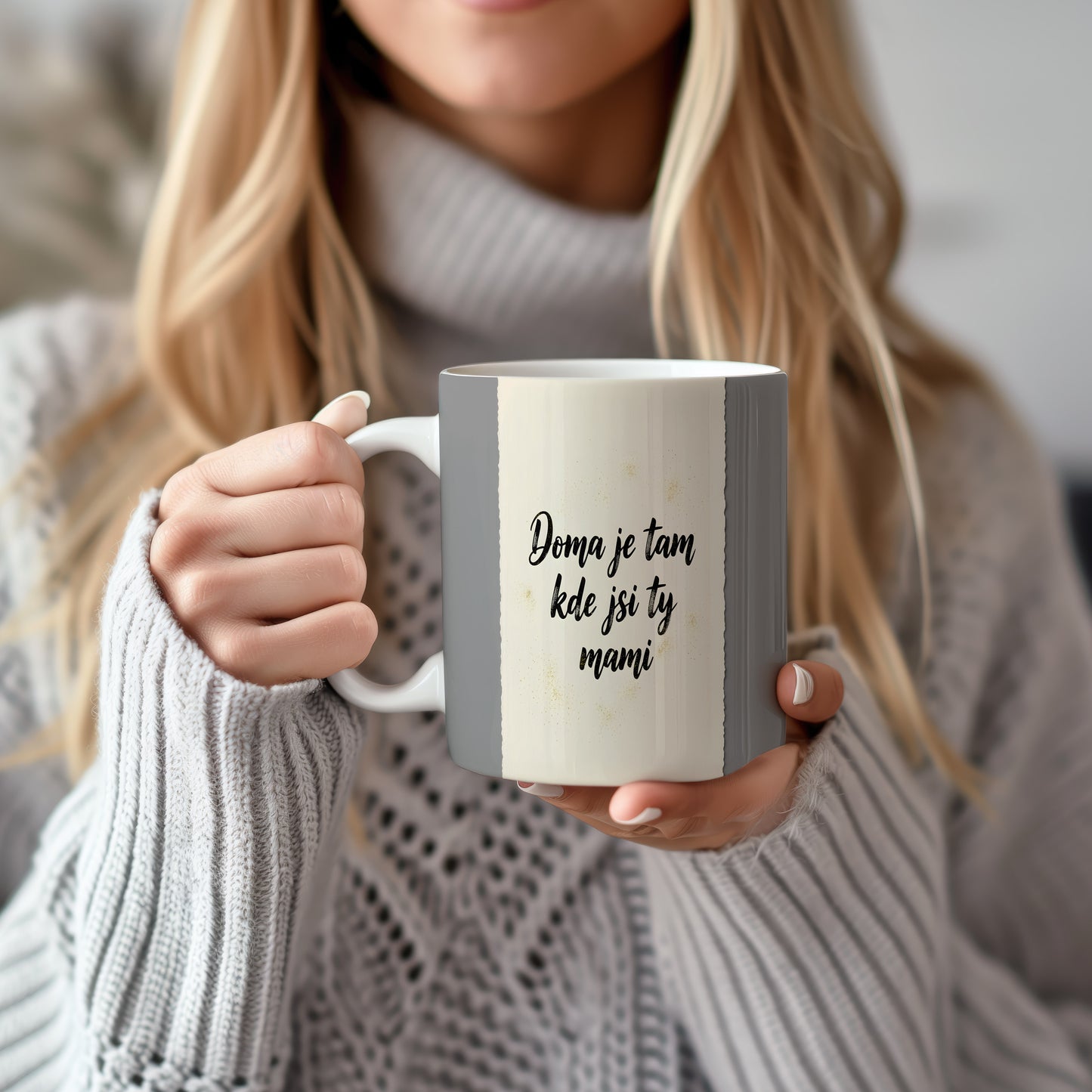Hrnek Doma je tam kde jsi ty mami – jemné zlaté tečky na pastelovém pozadí – varianta 22
