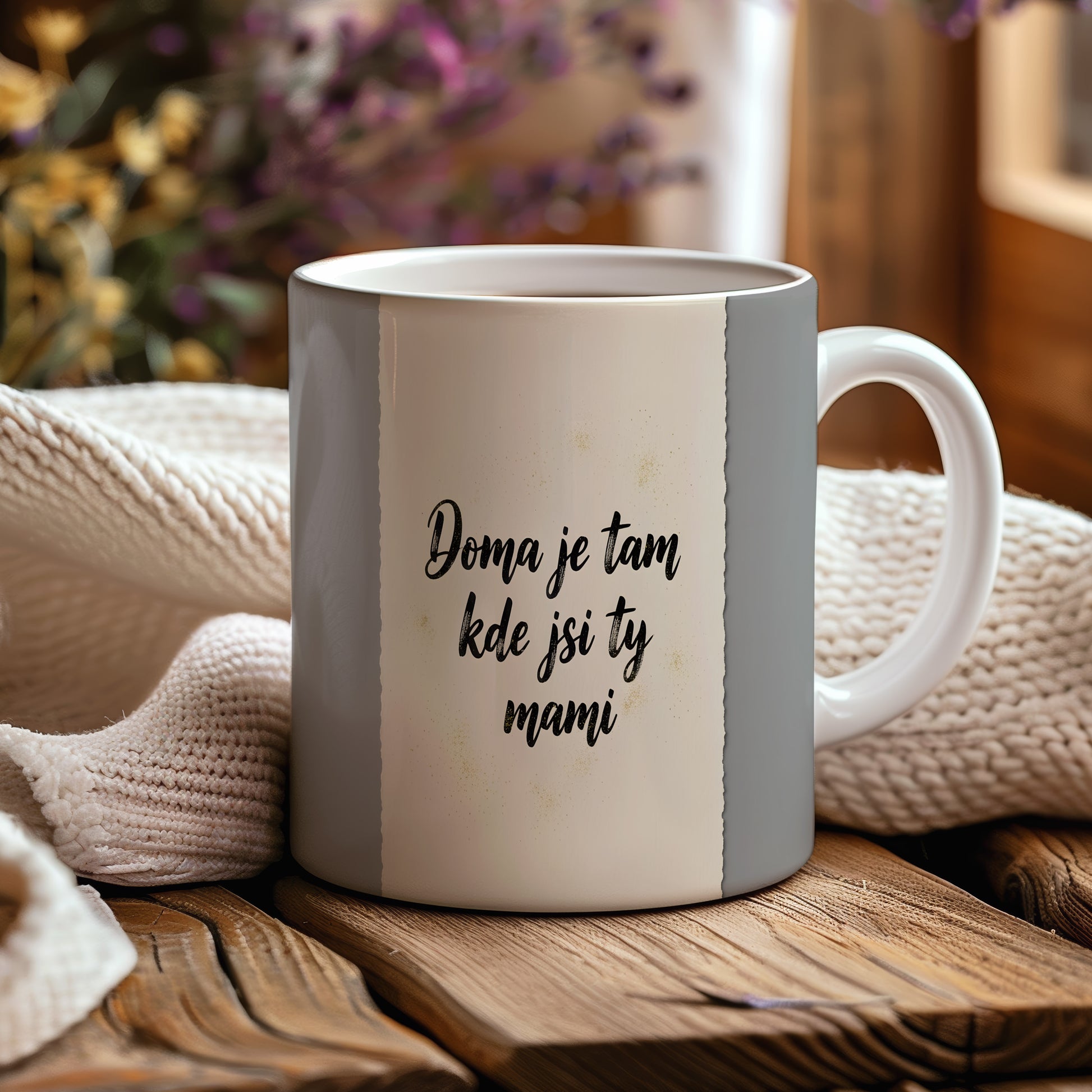Hrnek Doma je tam kde jsi ty mami – jemné zlaté tečky na pastelovém pozadí – varianta 44