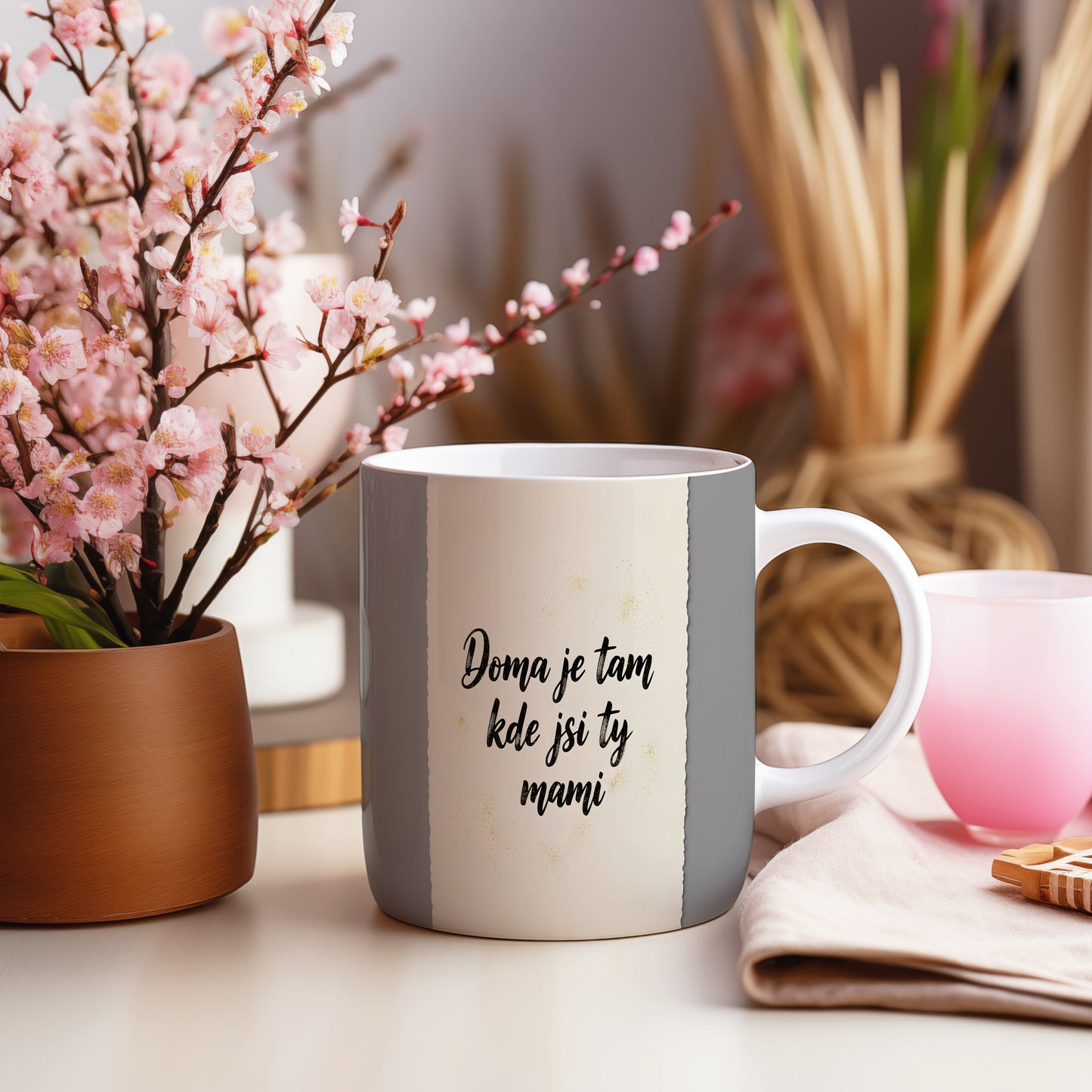 Hrnek Doma je tam kde jsi ty mami – jemné zlaté tečky na pastelovém pozadí – varianta 55