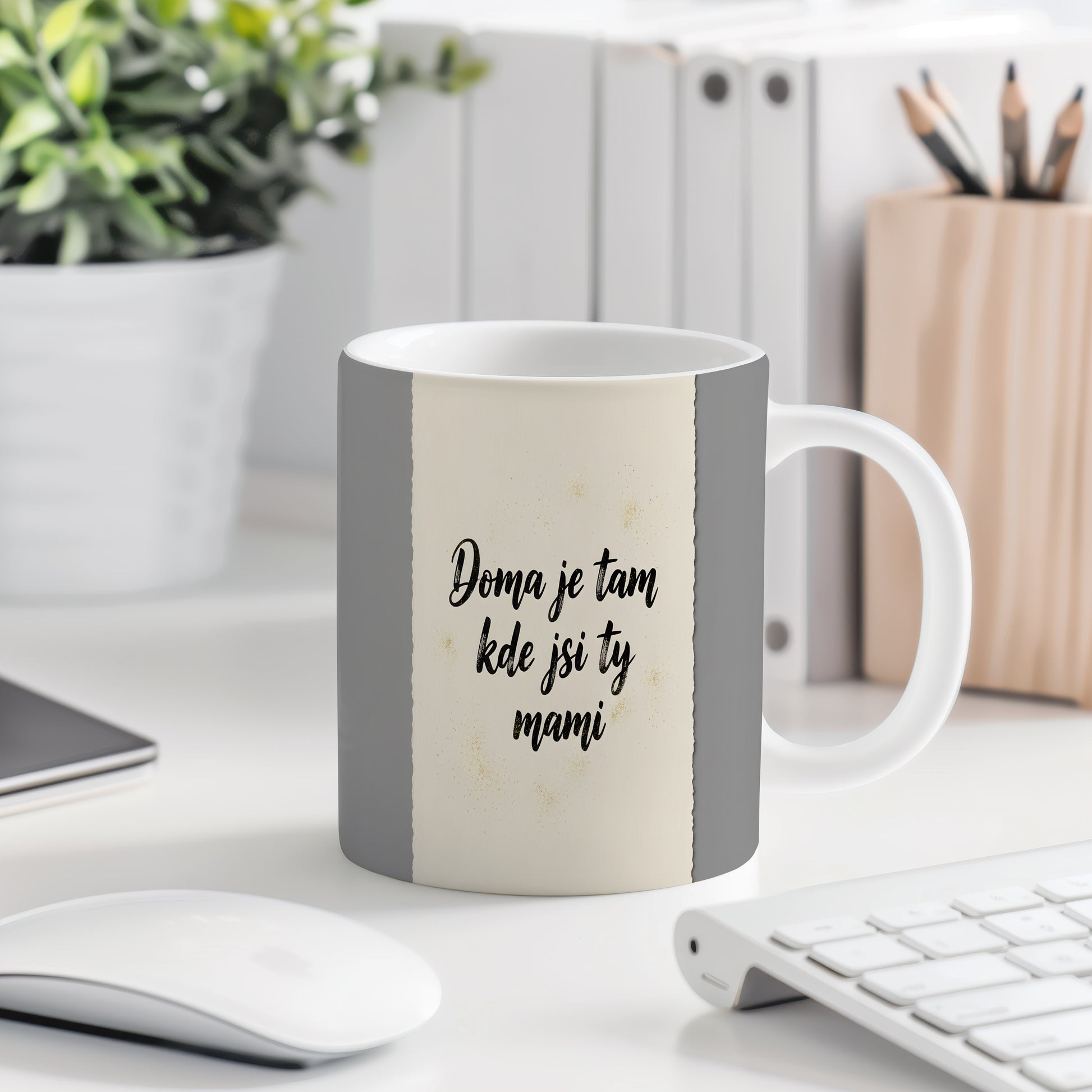 Hrnek Doma je tam kde jsi ty mami – jemné zlaté tečky na pastelovém pozadí – varianta 77