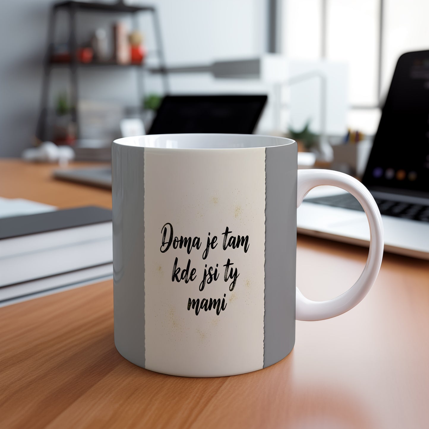Hrnek Doma je tam kde jsi ty mami – jemné zlaté tečky na pastelovém pozadí – varianta 88