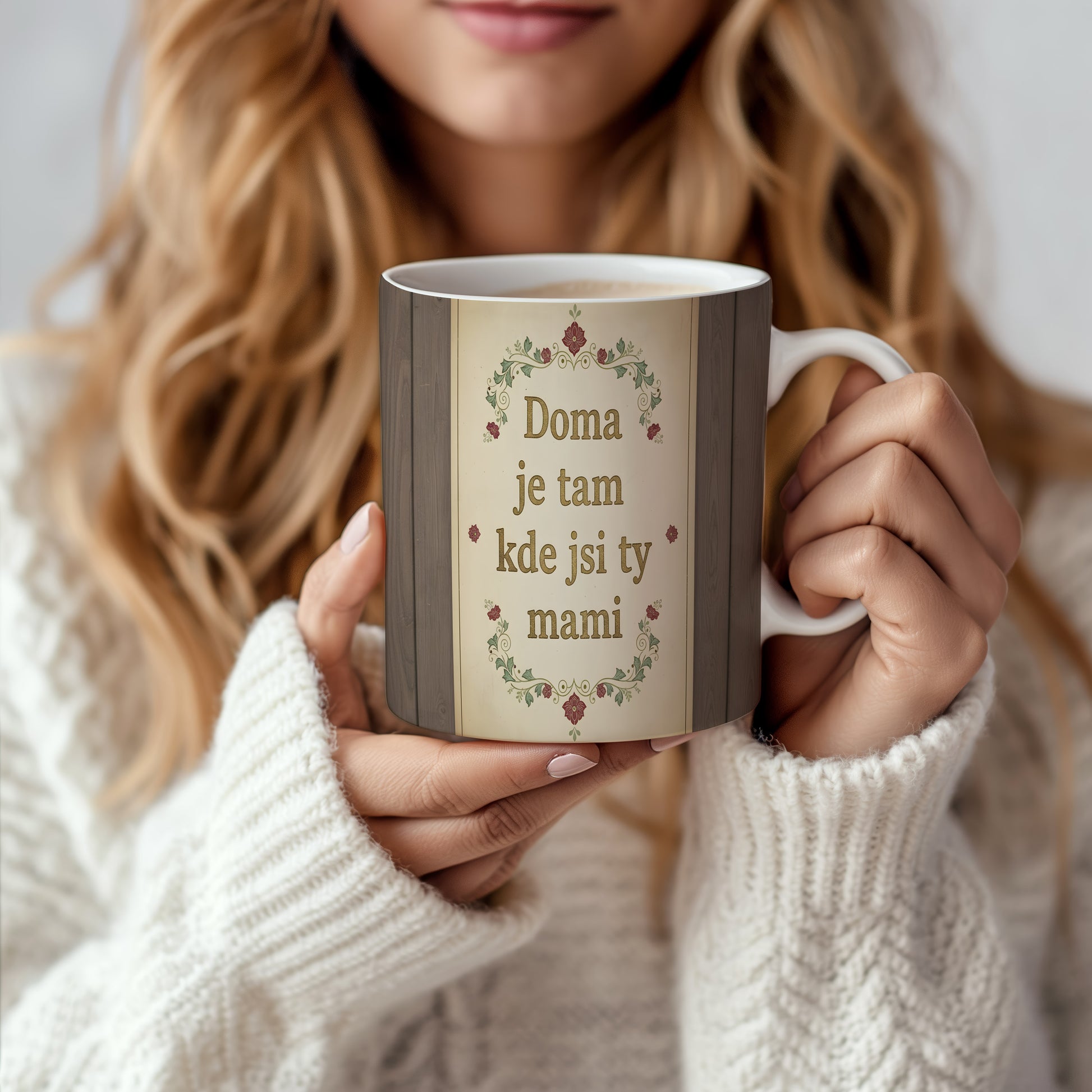 Hrnek Doma je tam kde jsi ty mami – vintage květinové ornamenty na dřevěném pozadí – varianta 66