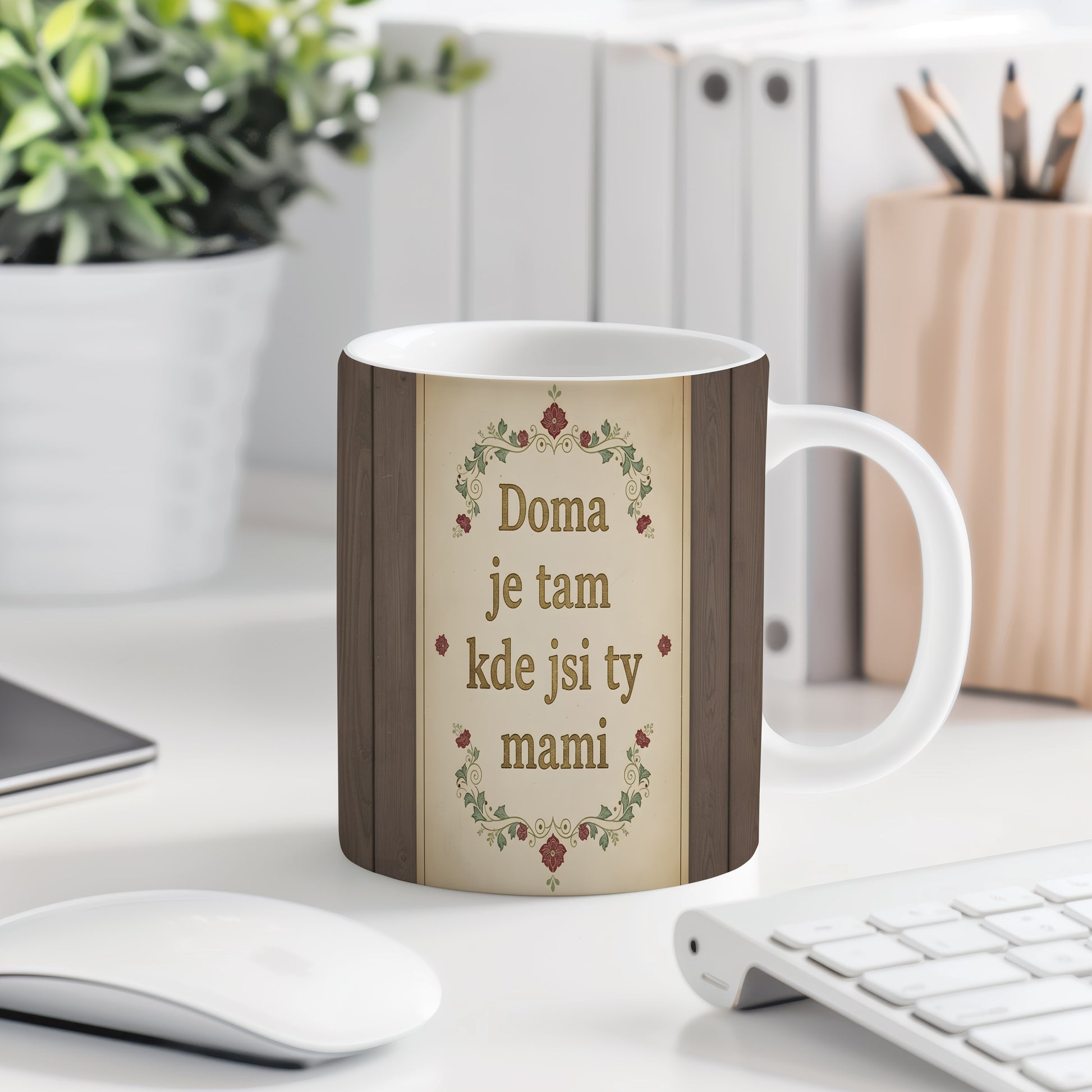Hrnek Doma je tam kde jsi ty mami – vintage květinové ornamenty na dřevěném pozadí – varianta 77