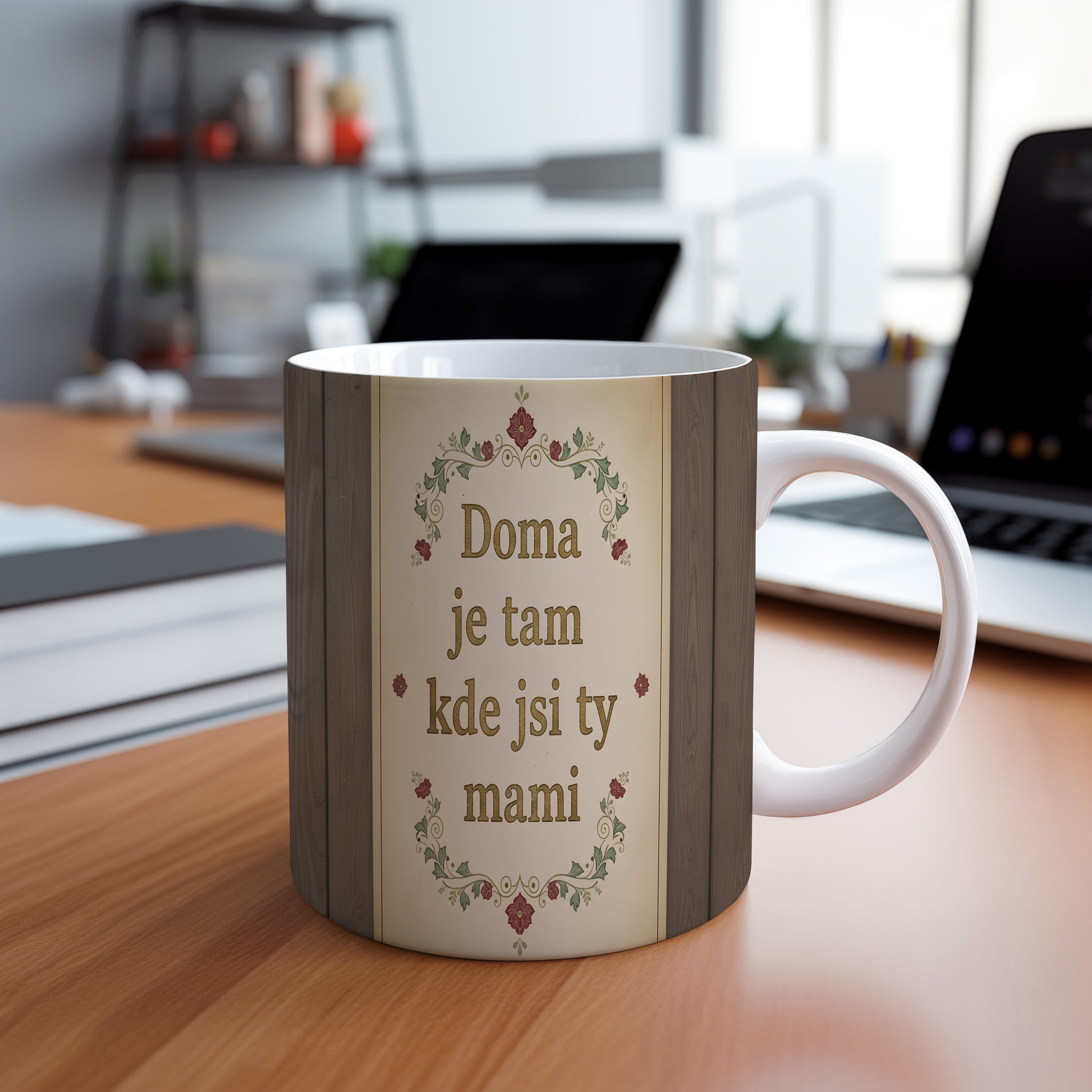 Hrnek Doma je tam kde jsi ty mami – vintage květinové ornamenty na dřevěném pozadí – varianta 88