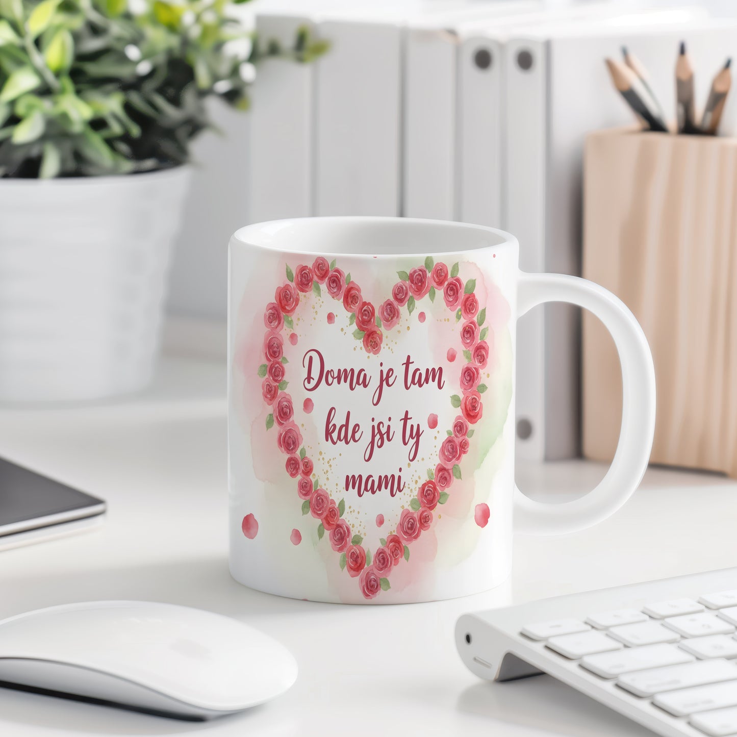 Hrnek Doma je tam kde jsi ty mami – srdce z růží na akvarelovém pozadí – varianta 77