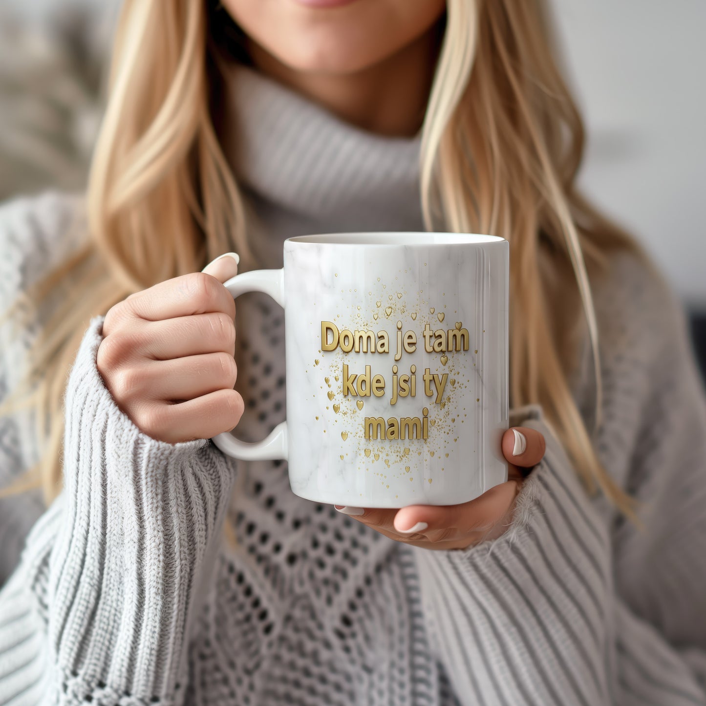 Hrnek Doma je tam kde jsi ty mami – zlaté srdíčka na mramorovém pozadí – varianta 22