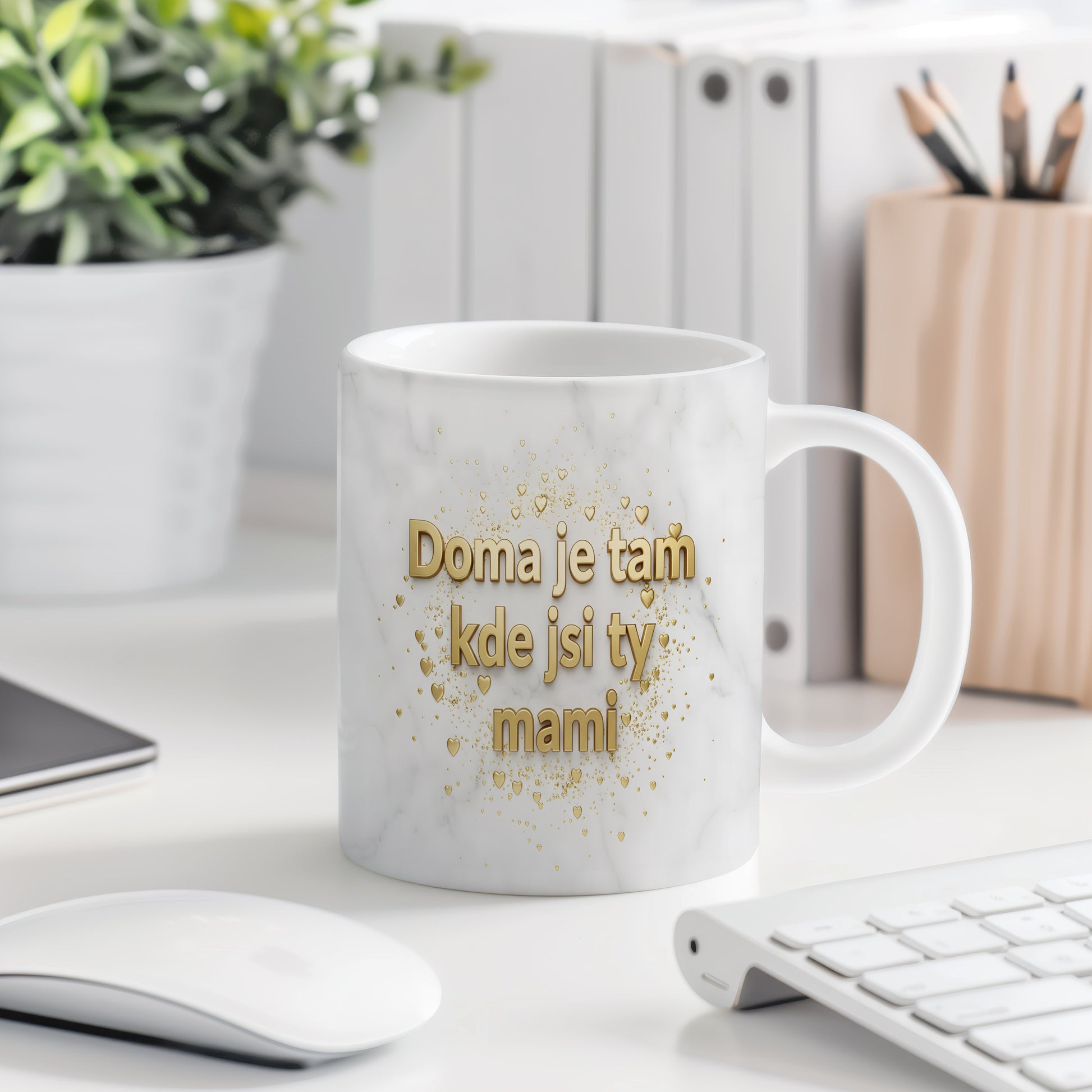 Hrnek Doma je tam kde jsi ty mami – zlaté srdíčka na mramorovém pozadí – varianta 77