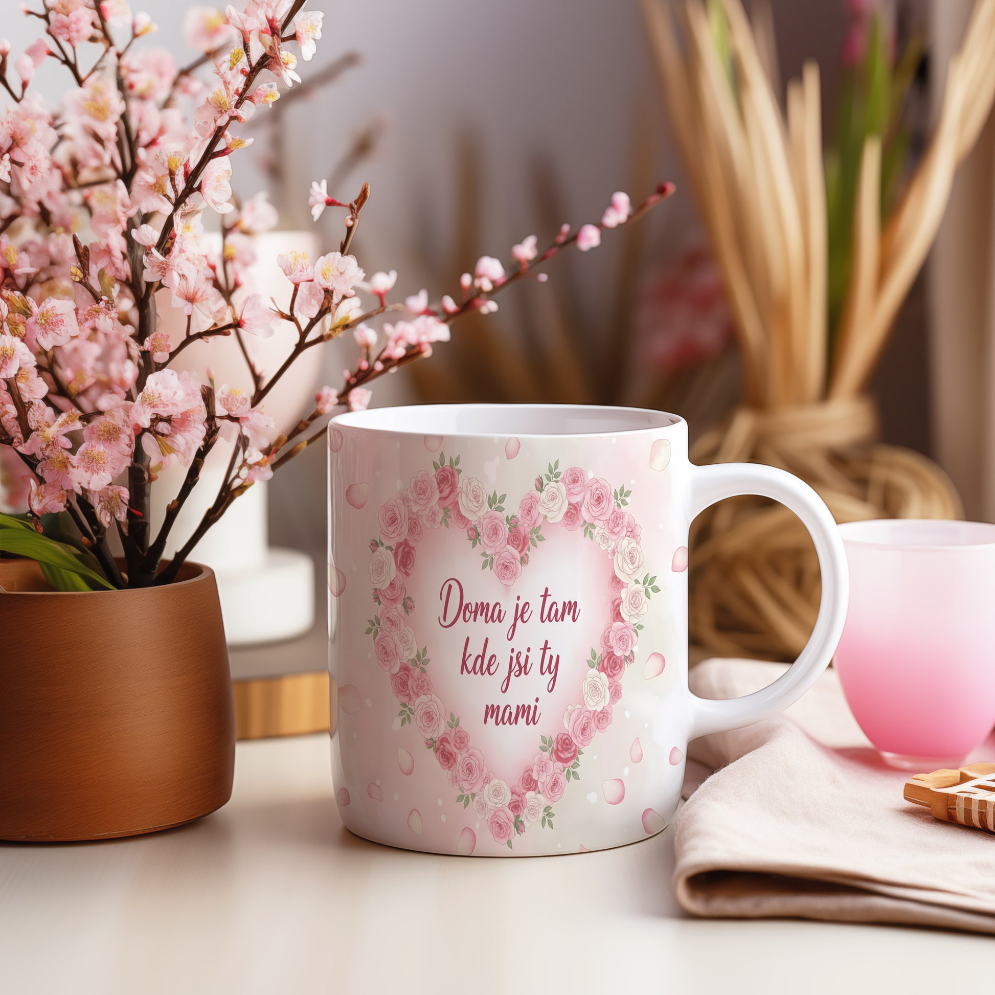 Hrnek Doma je tam kde jsi ty mami – růžové růže na pastelovém pozadí – varianta 55