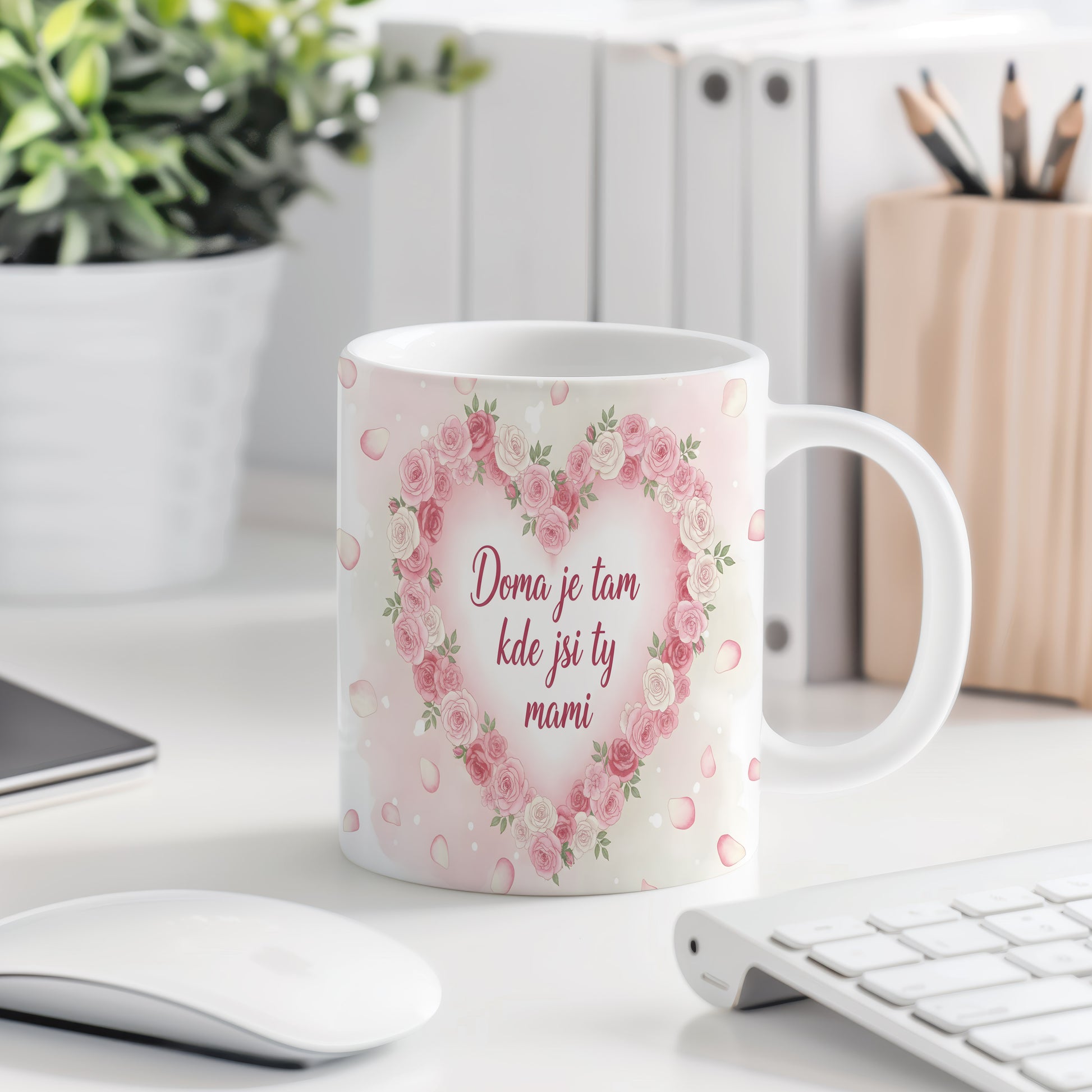 Hrnek Doma je tam kde jsi ty mami – růžové růže na pastelovém pozadí – varianta 77