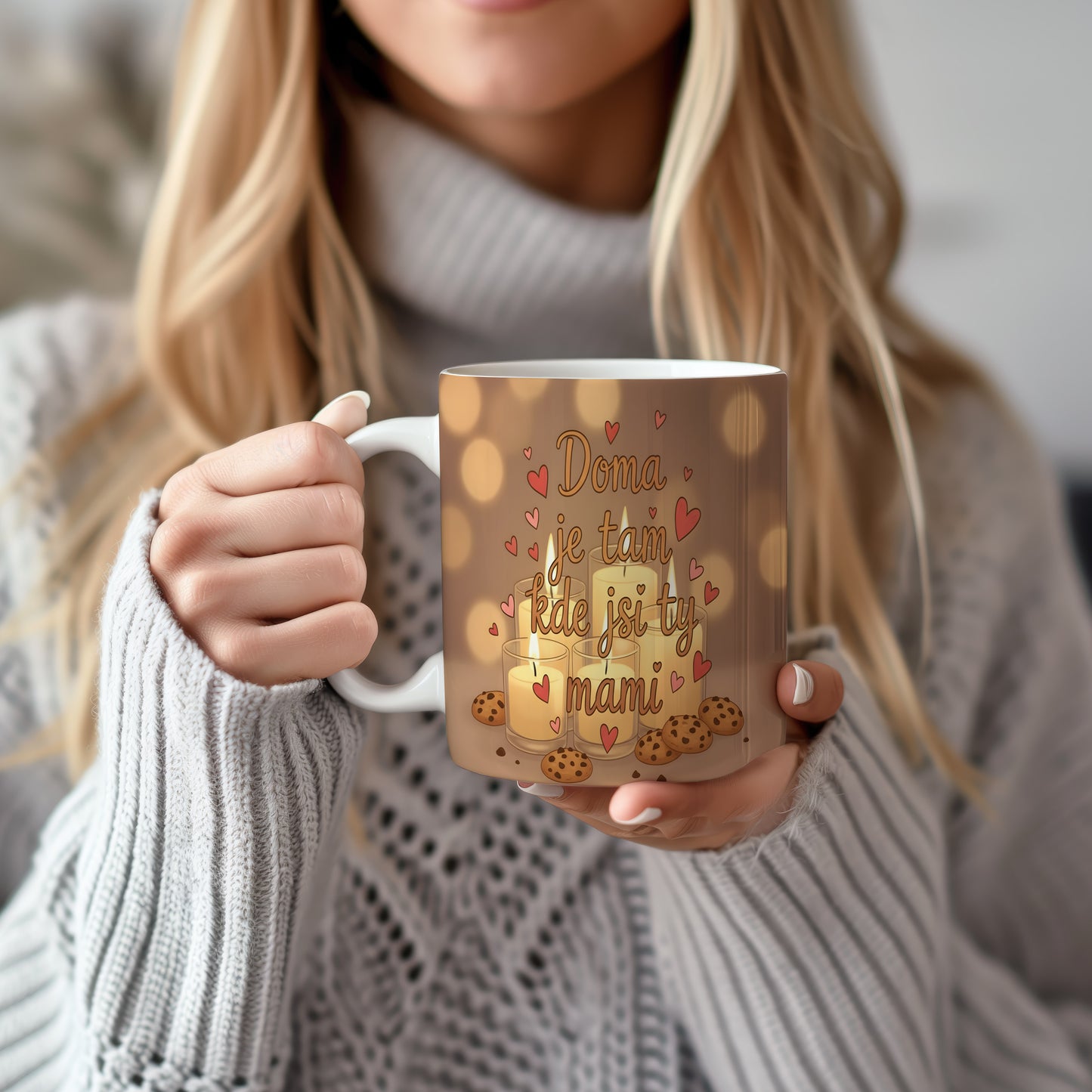 Hrnek Doma je tam kde jsi ty mami – svíčky a srdíčka v teplém bokeh světle – varianta 22