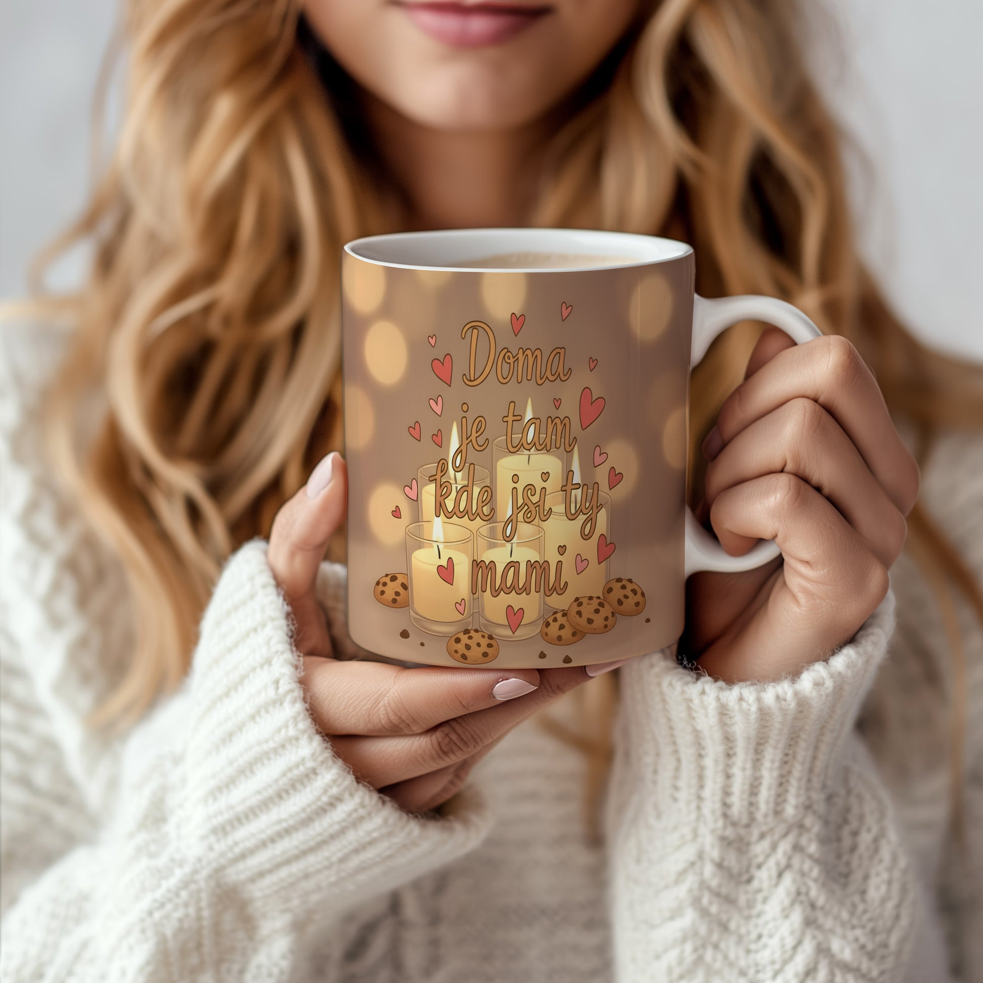 Hrnek Doma je tam kde jsi ty mami – svíčky a srdíčka v teplém bokeh světle – varianta 66