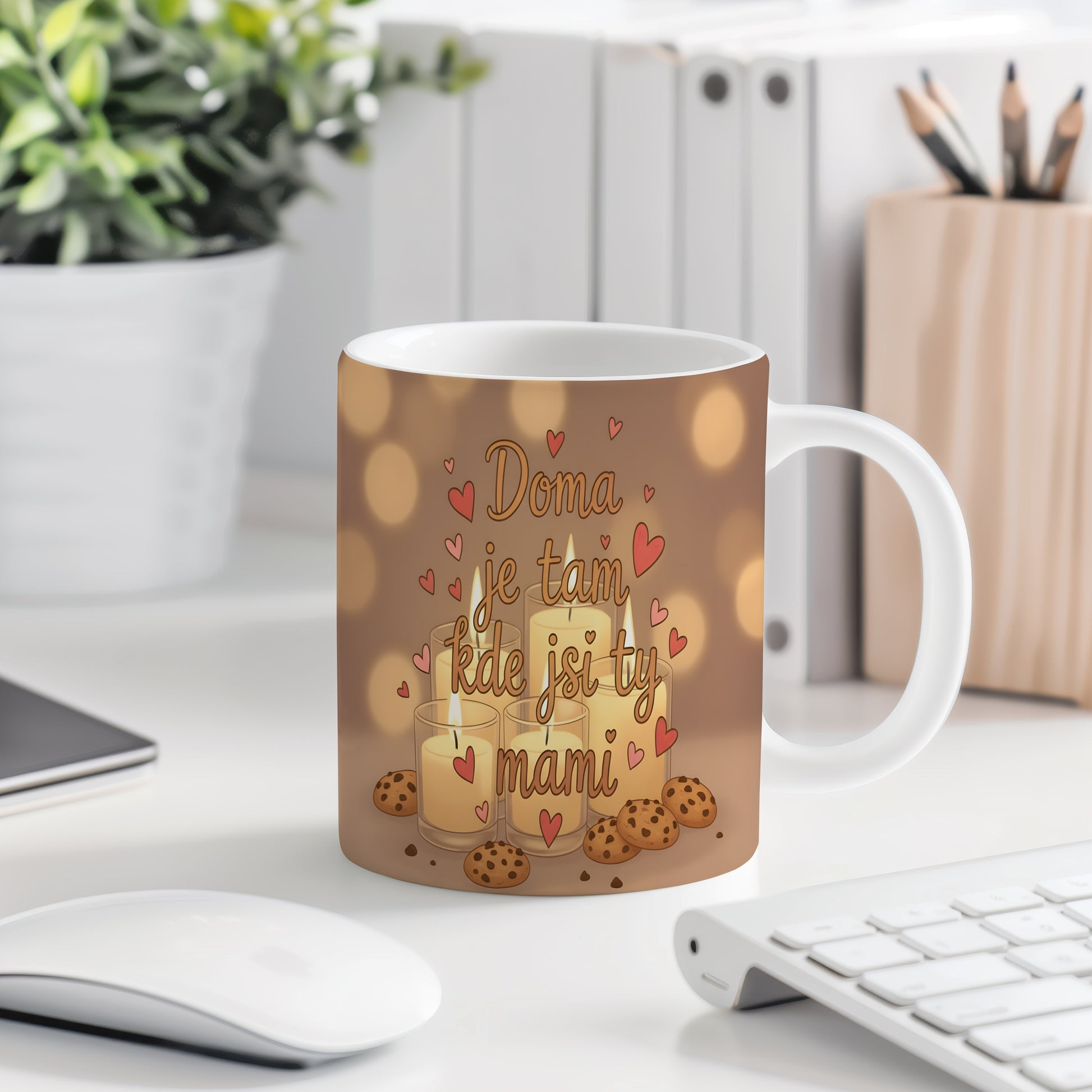 Hrnek Doma je tam kde jsi ty mami – svíčky a srdíčka v teplém bokeh světle – varianta 77