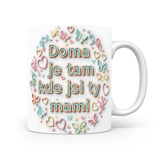 Hrnek Doma je tam kde jsi ty mami – pasteloví motýlci a srdíčka na bílém pozadí – varianta 11